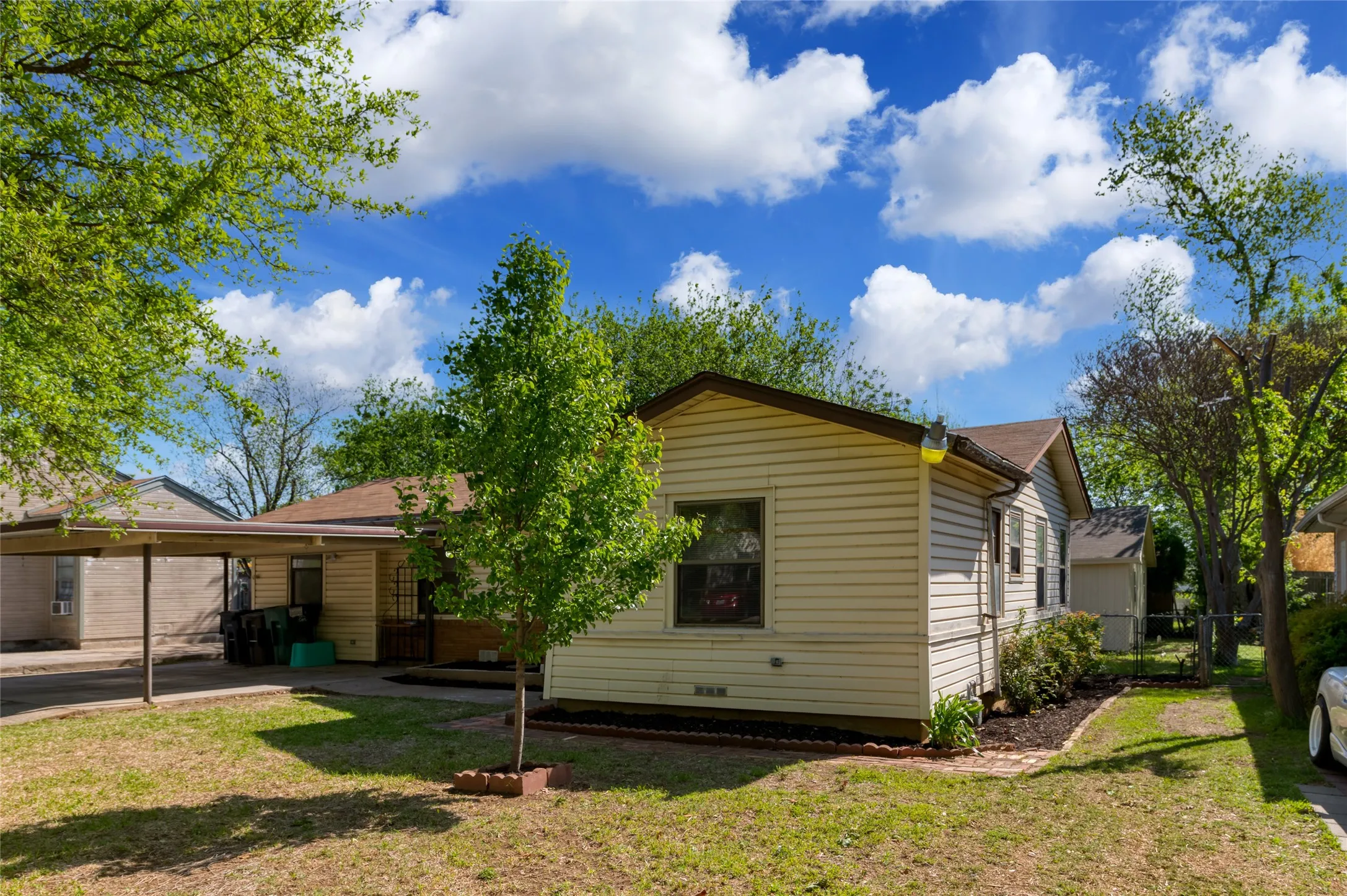 Duplex For Rent in Tarrant County , 4413 Vermont Avenue A, Fort Worth, Texas 76115, 3 Bedroom, 2 Bathroom, Garage spaces, 1,210 Sqft, built in 1952, mls#21402706, Real Estate Agent in Fort Worth, Homes For Rent in Tarrant county, Homes For Rent in Fort Worth, Realtor in Fort Worth Texas, Real Estate Brokerage Independent Realty Texas, Luminita Cordes Realtor