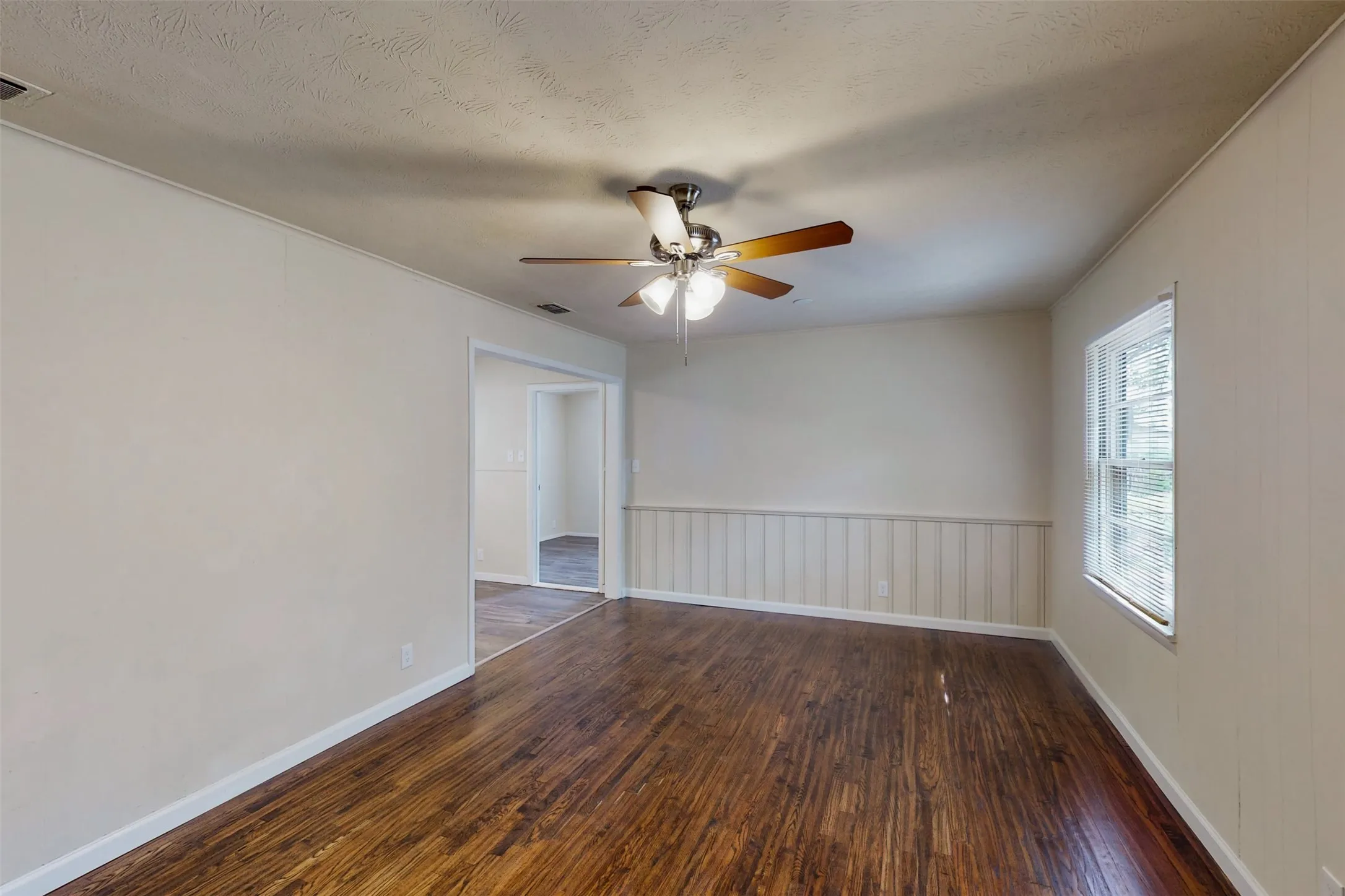 Duplex For Rent in Tarrant County , 4413 Vermont Avenue A, Fort Worth, Texas 76115, 3 Bedroom, 2 Bathroom, Garage spaces, 1,210 Sqft, built in 1952, mls#21402706, Real Estate Agent in Fort Worth, Homes For Rent in Tarrant county, Homes For Rent in Fort Worth, Realtor in Fort Worth Texas, Real Estate Brokerage Independent Realty Texas, Luminita Cordes Realtor