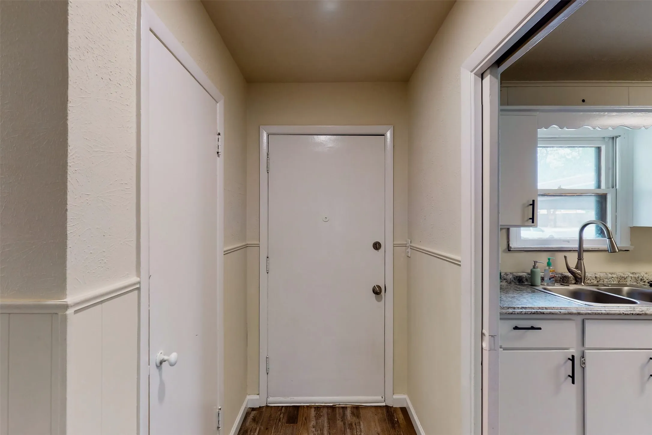 Duplex For Rent in Tarrant County , 4413 Vermont Avenue A, Fort Worth, Texas 76115, 3 Bedroom, 2 Bathroom, Garage spaces, 1,210 Sqft, built in 1952, mls#21402706, Real Estate Agent in Fort Worth, Homes For Rent in Tarrant county, Homes For Rent in Fort Worth, Realtor in Fort Worth Texas, Real Estate Brokerage Independent Realty Texas, Luminita Cordes Realtor
