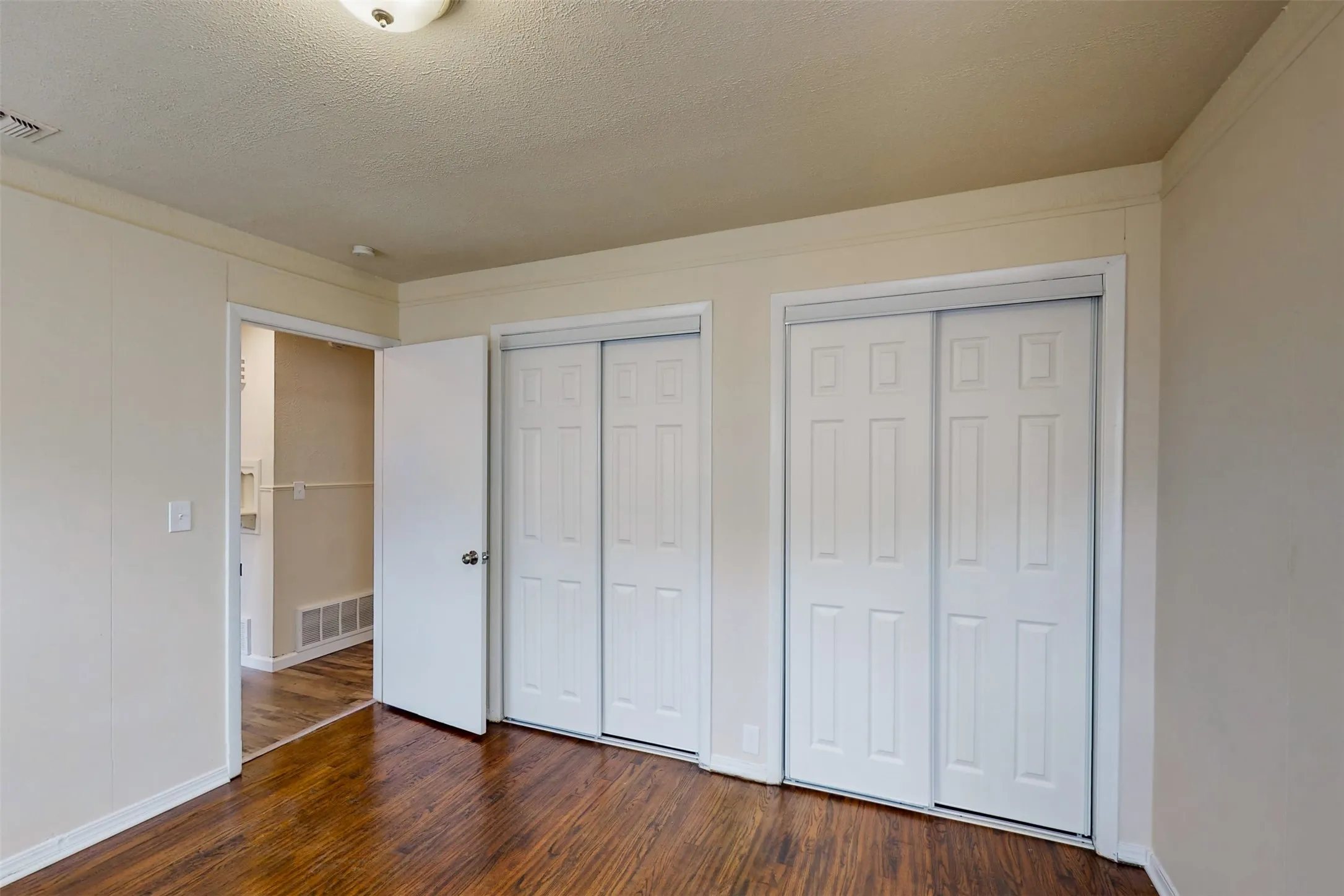Duplex For Rent in Tarrant County , 4413 Vermont Avenue A, Fort Worth, Texas 76115, 3 Bedroom, 2 Bathroom, Garage spaces, 1,210 Sqft, built in 1952, mls#21402706, Real Estate Agent in Fort Worth, Homes For Rent in Tarrant county, Homes For Rent in Fort Worth, Realtor in Fort Worth Texas, Real Estate Brokerage Independent Realty Texas, Luminita Cordes Realtor