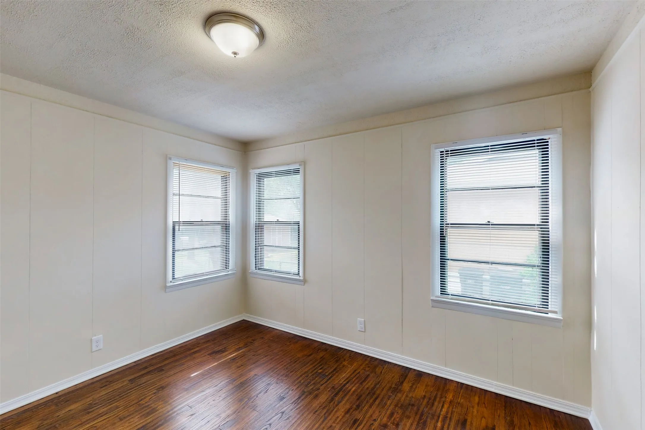 Duplex For Rent in Tarrant County , 4413 Vermont Avenue A, Fort Worth, Texas 76115, 3 Bedroom, 2 Bathroom, Garage spaces, 1,210 Sqft, built in 1952, mls#21402706, Real Estate Agent in Fort Worth, Homes For Rent in Tarrant county, Homes For Rent in Fort Worth, Realtor in Fort Worth Texas, Real Estate Brokerage Independent Realty Texas, Luminita Cordes Realtor