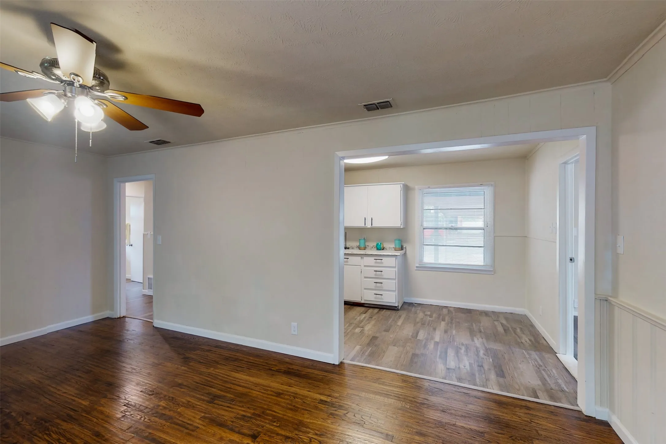 Duplex For Rent in Tarrant County , 4413 Vermont Avenue A, Fort Worth, Texas 76115, 3 Bedroom, 2 Bathroom, Garage spaces, 1,210 Sqft, built in 1952, mls#21402706, Real Estate Agent in Fort Worth, Homes For Rent in Tarrant county, Homes For Rent in Fort Worth, Realtor in Fort Worth Texas, Real Estate Brokerage Independent Realty Texas, Luminita Cordes Realtor