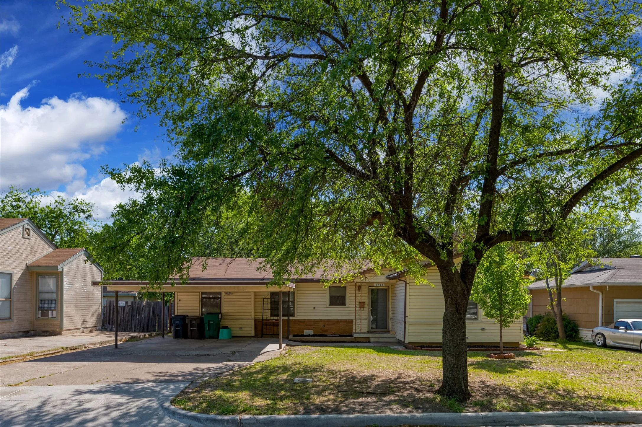 Duplex For Rent in Tarrant County , 4413 Vermont Avenue A, Fort Worth, Texas 76115, 3 Bedroom, 2 Bathroom, Garage spaces, 1,210 Sqft, built in 1952, mls#21402706, Real Estate Agent in Fort Worth, Homes For Rent in Tarrant county, Homes For Rent in Fort Worth, Realtor in Fort Worth Texas, Real Estate Brokerage Independent Realty Texas, Luminita Cordes Realtor