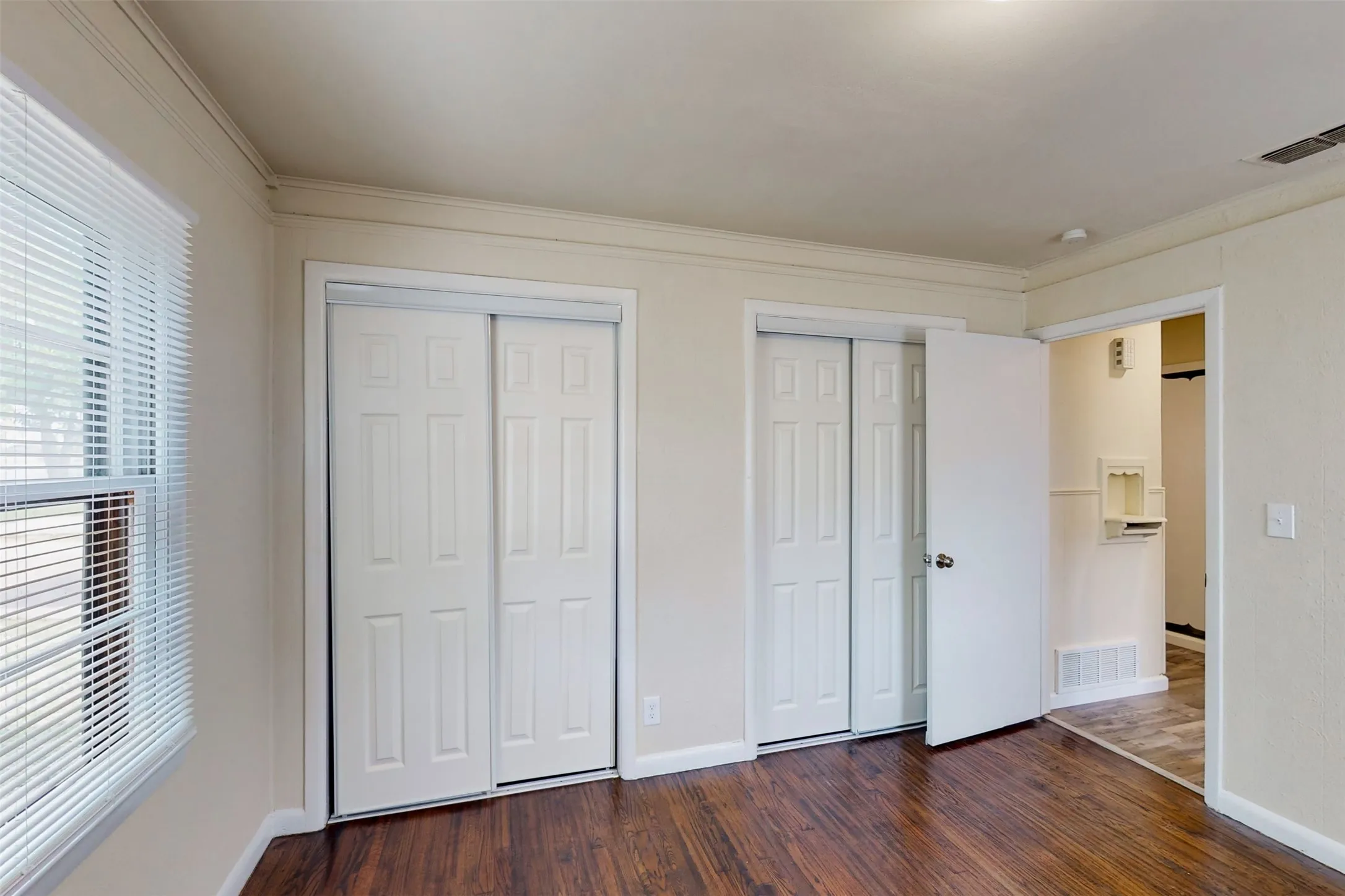 Duplex For Rent in Tarrant County , 4413 Vermont Avenue A, Fort Worth, Texas 76115, 3 Bedroom, 2 Bathroom, Garage spaces, 1,210 Sqft, built in 1952, mls#21402706, Real Estate Agent in Fort Worth, Homes For Rent in Tarrant county, Homes For Rent in Fort Worth, Realtor in Fort Worth Texas, Real Estate Brokerage Independent Realty Texas, Luminita Cordes Realtor