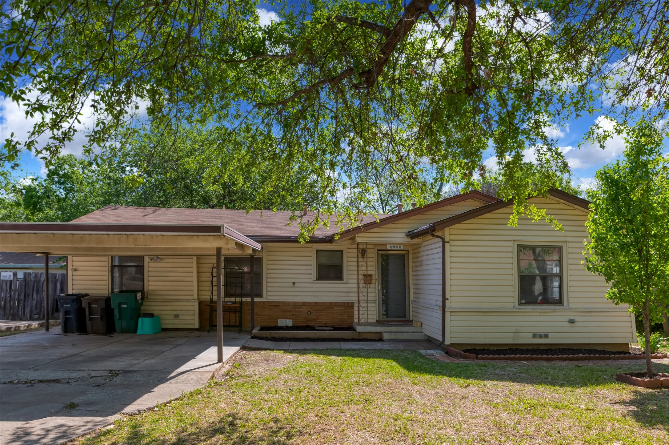 Duplex For Rent in Tarrant County , 4413 Vermont Avenue A, Fort Worth, Texas 76115, 3 Bedroom, 2 Bathroom, Garage spaces, 1,210 Sqft, built in 1952, mls#21402706, Real Estate Agent in Fort Worth, Homes For Rent in Tarrant county, Homes For Rent in Fort Worth, Realtor in Fort Worth Texas, Real Estate Brokerage Independent Realty Texas, Luminita Cordes Realtor