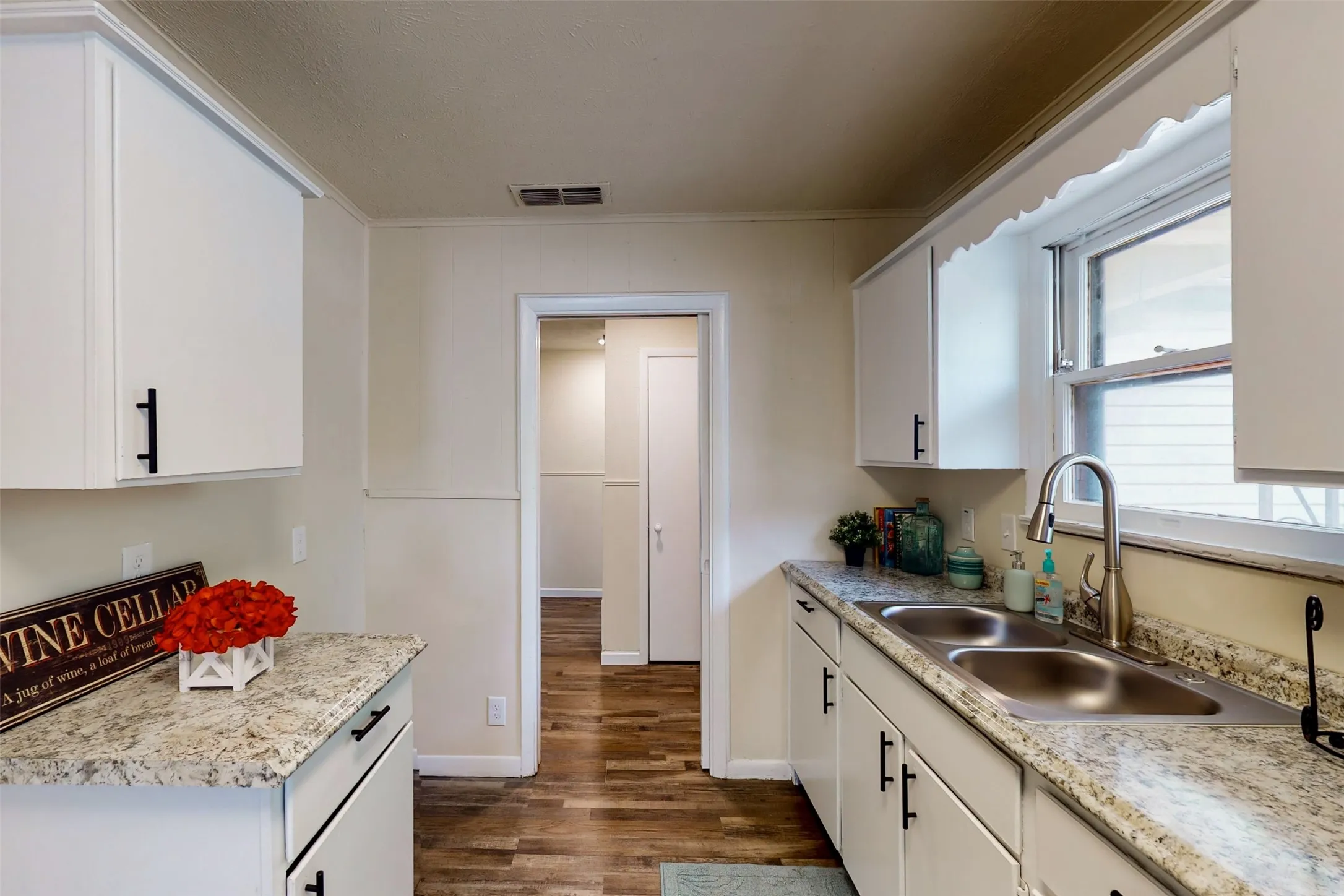 Duplex For Rent in Tarrant County , 4413 Vermont Avenue A, Fort Worth, Texas 76115, 3 Bedroom, 2 Bathroom, Garage spaces, 1,210 Sqft, built in 1952, mls#21402706, Real Estate Agent in Fort Worth, Homes For Rent in Tarrant county, Homes For Rent in Fort Worth, Realtor in Fort Worth Texas, Real Estate Brokerage Independent Realty Texas, Luminita Cordes Realtor