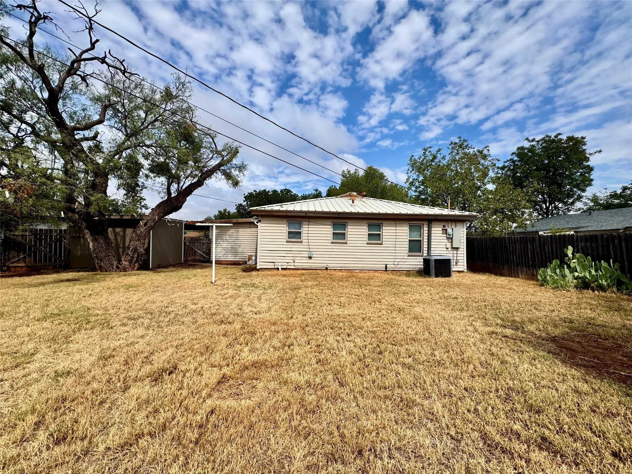 Single Family Residence For Sale in Taylor County , 3221 Ivy Lane, Abilene, Texas 79603, 3 Bedroom, 2 Bathroom, 1 Garage spaces, 1,080 Sqft, built in 1959, mls#21402707, Real Estate Agent in Abilene, Homes For Sale in Taylor county, Homes For Sale in Abilene, Realtor in Abilene Texas, Real Estate Brokerage Independent Realty Texas, Luminita Cordes Realtor
