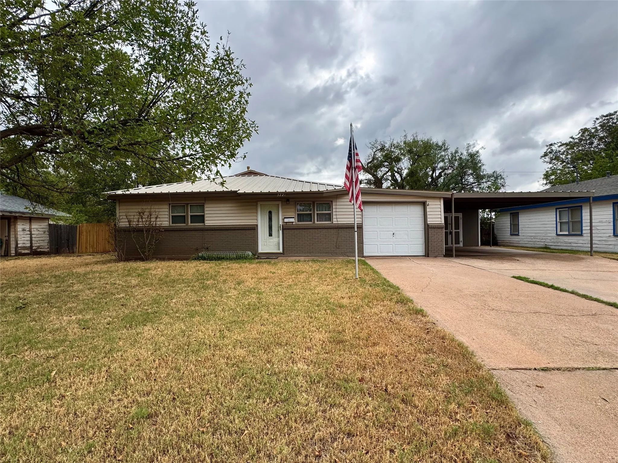 Single Family Residence For Sale in Taylor County , 3221 Ivy Lane, Abilene, Texas 79603, 3 Bedroom, 2 Bathroom, 1 Garage spaces, 1,080 Sqft, built in 1959, mls#21402707, Real Estate Agent in Abilene, Homes For Sale in Taylor county, Homes For Sale in Abilene, Realtor in Abilene Texas, Real Estate Brokerage Independent Realty Texas, Luminita Cordes Realtor