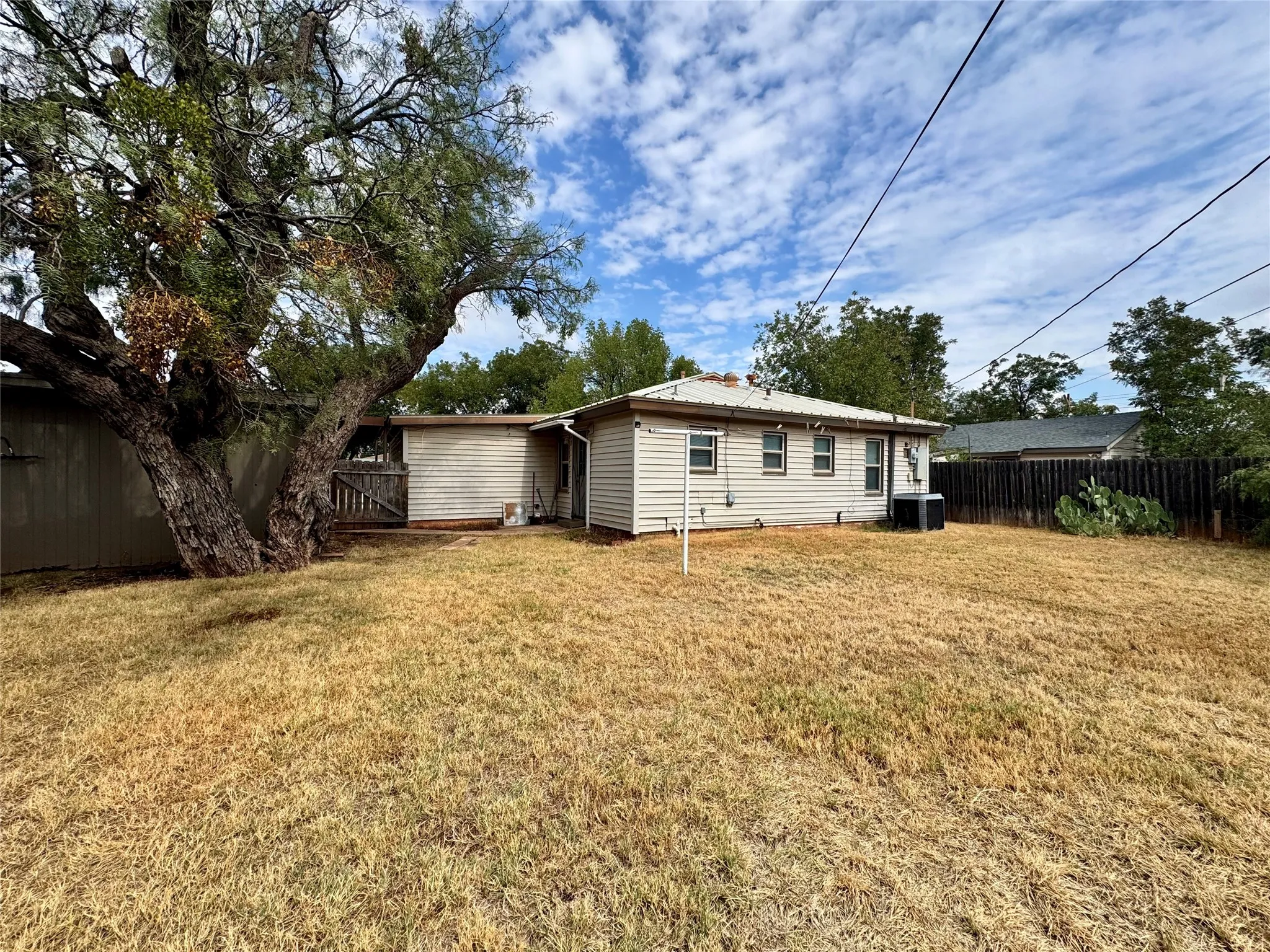 Single Family Residence For Sale in Taylor County , 3221 Ivy Lane, Abilene, Texas 79603, 3 Bedroom, 2 Bathroom, 1 Garage spaces, 1,080 Sqft, built in 1959, mls#21402707, Real Estate Agent in Abilene, Homes For Sale in Taylor county, Homes For Sale in Abilene, Realtor in Abilene Texas, Real Estate Brokerage Independent Realty Texas, Luminita Cordes Realtor