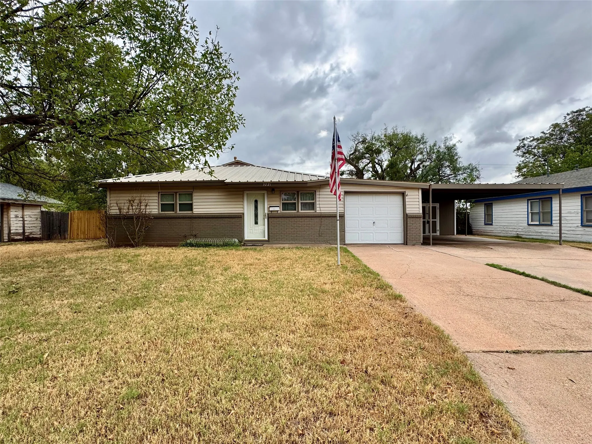 Single Family Residence For Sale in Taylor County , 3221 Ivy Lane, Abilene, Texas 79603, 3 Bedroom, 2 Bathroom, 1 Garage spaces, 1,080 Sqft, built in 1959, mls#21402707, Real Estate Agent in Abilene, Homes For Sale in Taylor county, Homes For Sale in Abilene, Realtor in Abilene Texas, Real Estate Brokerage Independent Realty Texas, Luminita Cordes Realtor