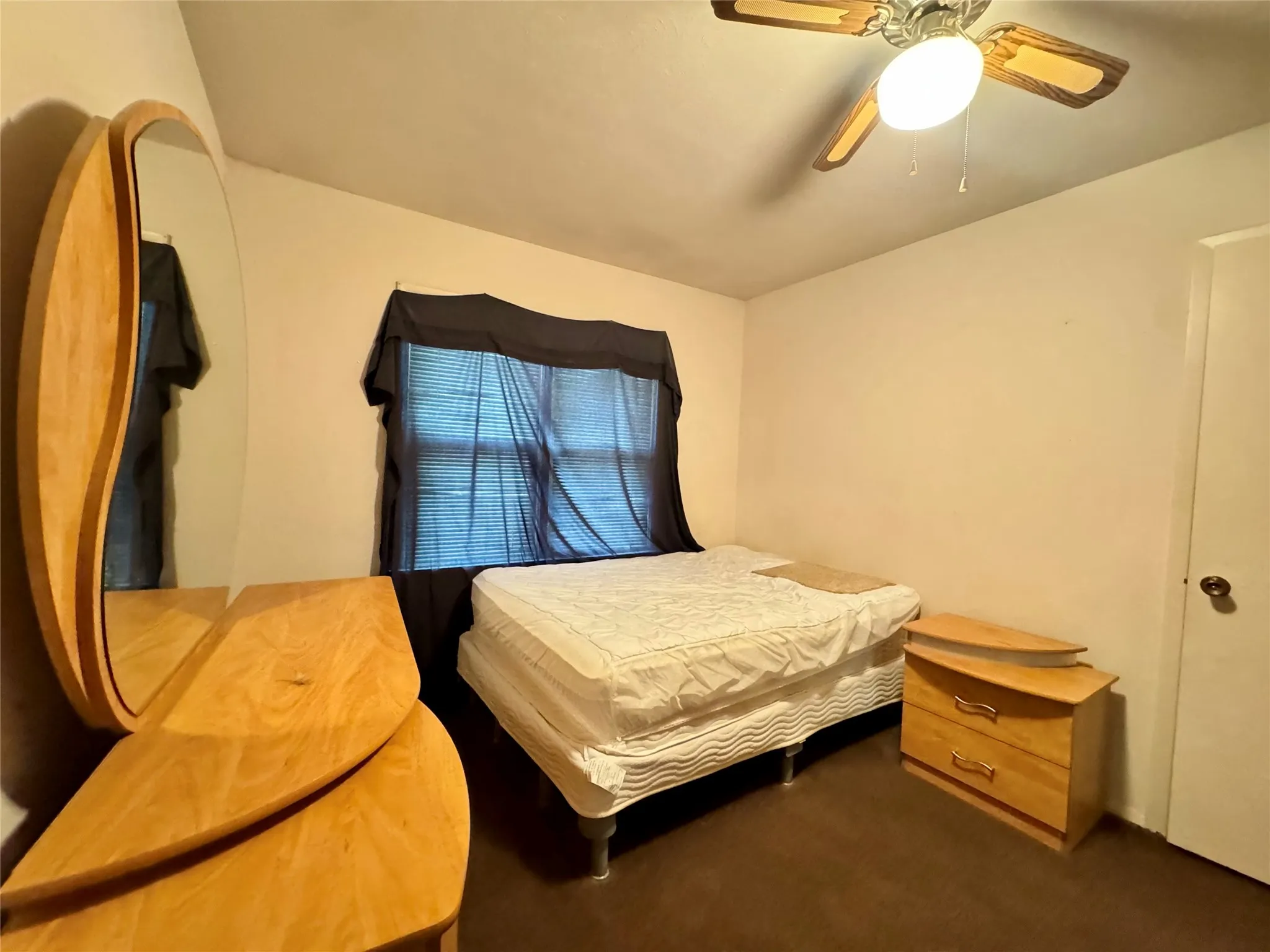 Middle bedroom