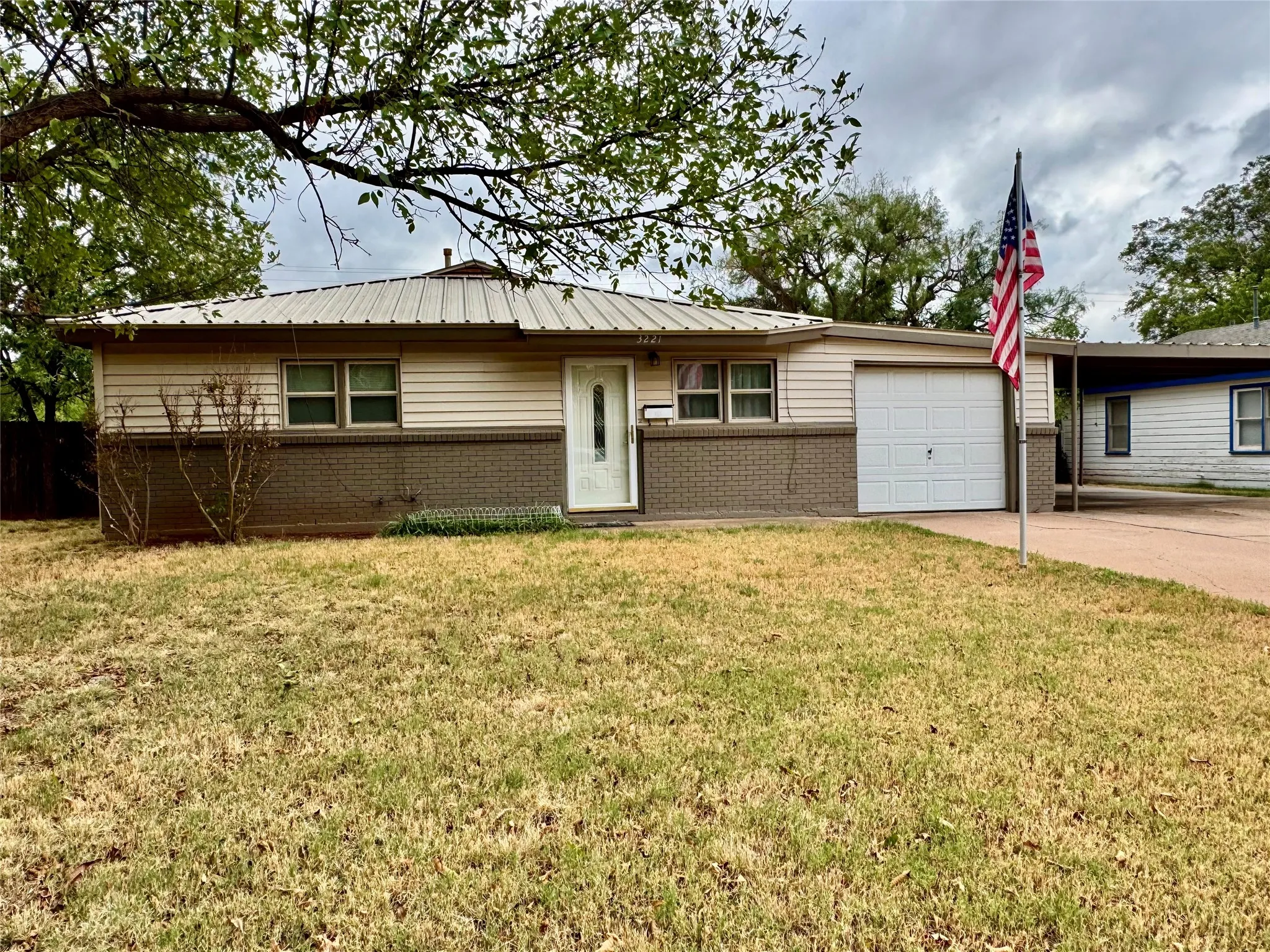 Single Family Residence For Sale in Taylor County , 3221 Ivy Lane, Abilene, Texas 79603, 3 Bedroom, 2 Bathroom, 1 Garage spaces, 1,080 Sqft, built in 1959, mls#21402707, Real Estate Agent in Abilene, Homes For Sale in Taylor county, Homes For Sale in Abilene, Realtor in Abilene Texas, Real Estate Brokerage Independent Realty Texas, Luminita Cordes Realtor
