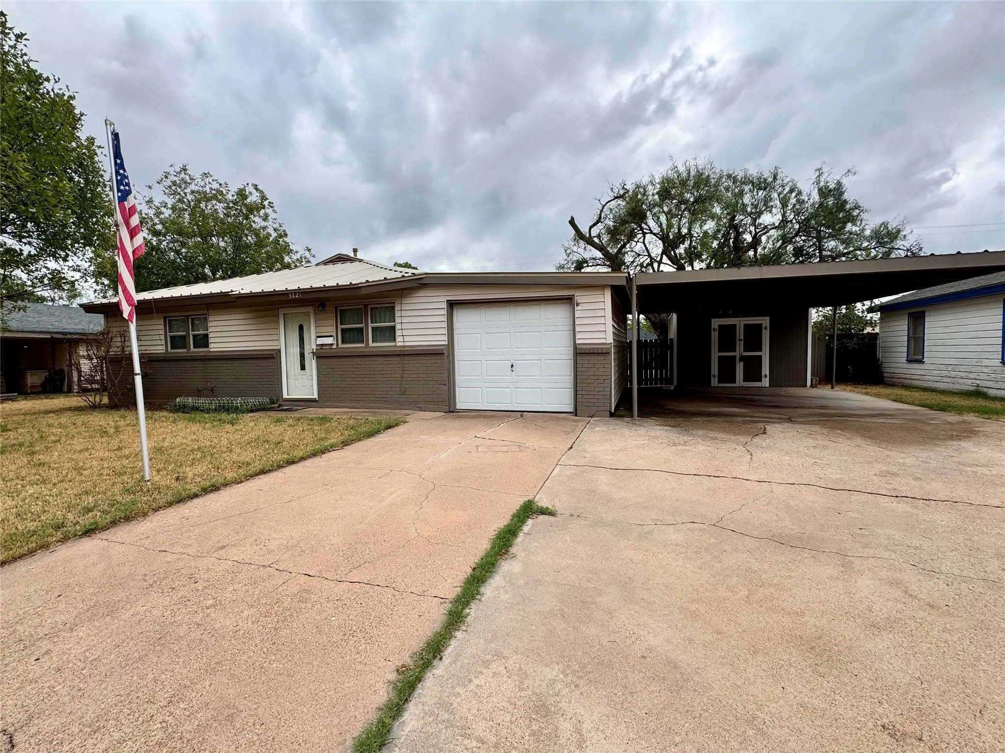 Single Family Residence For Sale in Taylor County , 3221 Ivy Lane, Abilene, Texas 79603, 3 Bedroom, 2 Bathroom, 1 Garage spaces, 1,080 Sqft, built in 1959, mls#21402707, Real Estate Agent in Abilene, Homes For Sale in Taylor county, Homes For Sale in Abilene, Realtor in Abilene Texas, Real Estate Brokerage Independent Realty Texas, Luminita Cordes Realtor