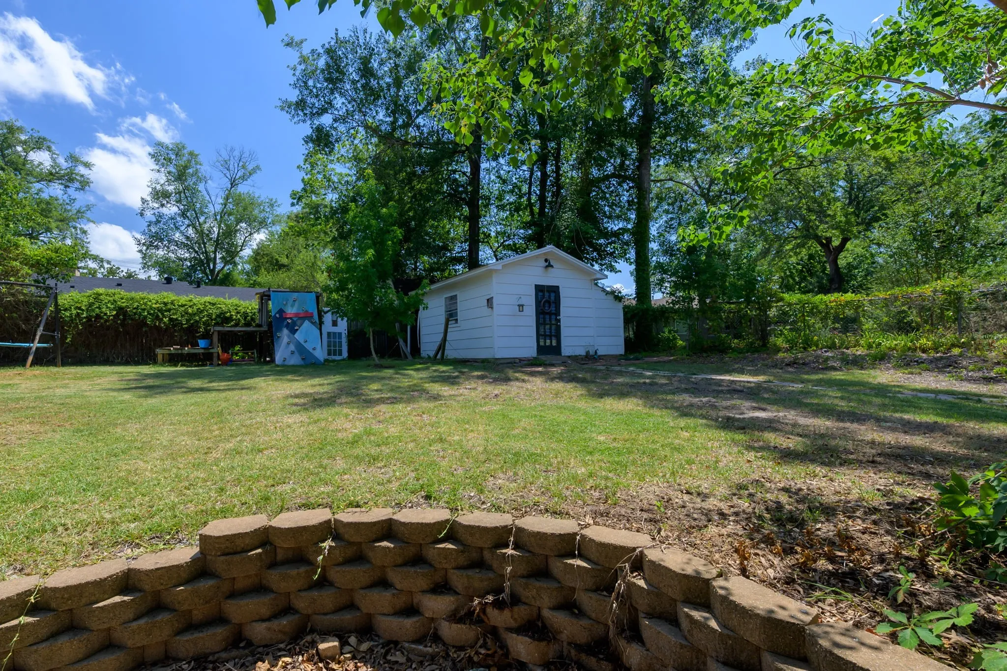Single Family Residence For Sale in Smith County , 225 Powell Drive, Tyler, Texas 75703, 3 Bedroom, 2 Bathroom, 2 Garage spaces, 1,988 Sqft, built in 1969, mls#21402715, Real Estate Agent in Tyler, Homes For Sale in Smith county, Homes For Sale in Tyler, Realtor in Tyler Texas, Real Estate Brokerage Independent Realty Texas, Luminita Cordes Realtor
