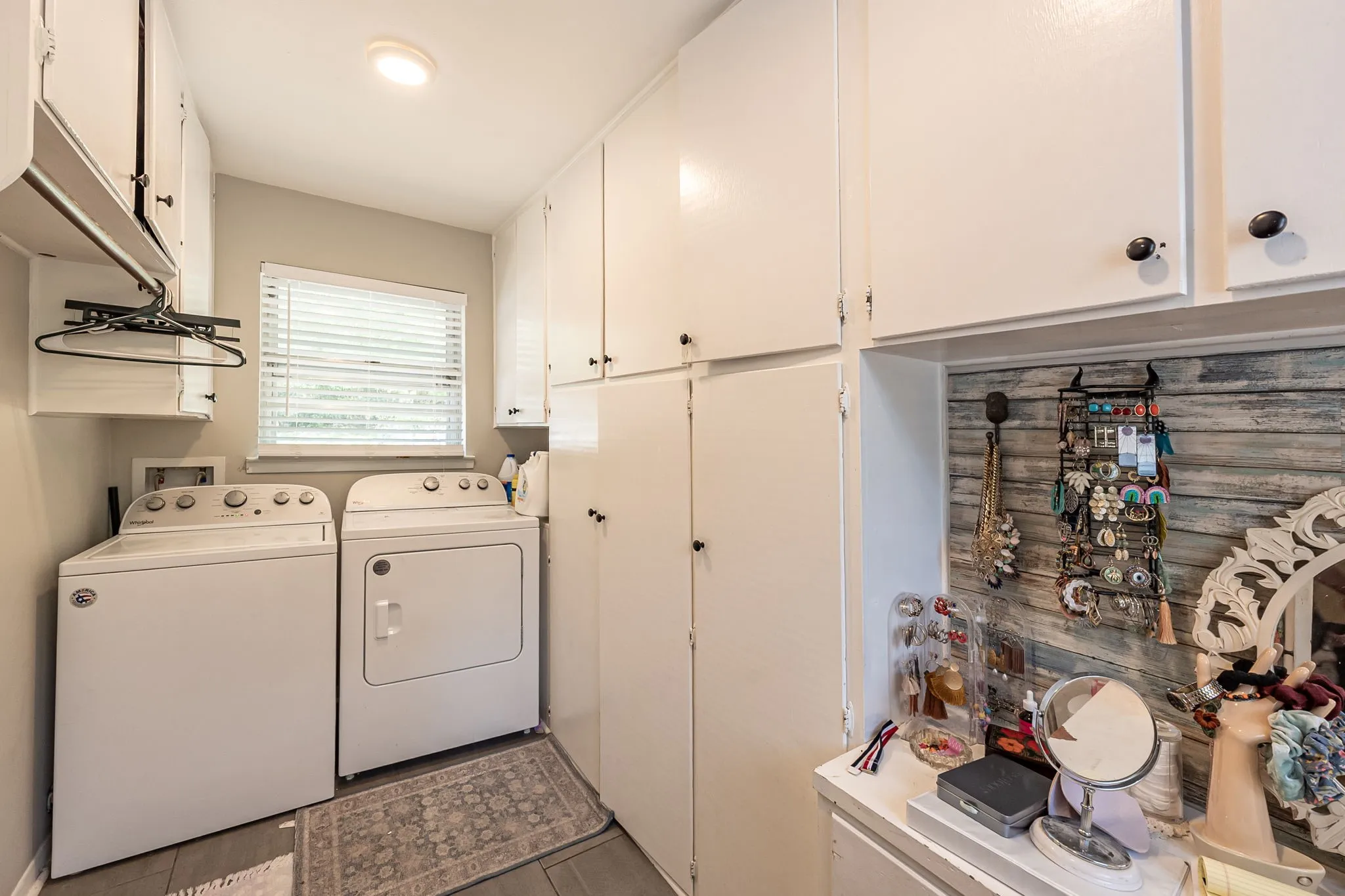Single Family Residence For Sale in Smith County , 225 Powell Drive, Tyler, Texas 75703, 3 Bedroom, 2 Bathroom, 2 Garage spaces, 1,988 Sqft, built in 1969, mls#21402715, Real Estate Agent in Tyler, Homes For Sale in Smith county, Homes For Sale in Tyler, Realtor in Tyler Texas, Real Estate Brokerage Independent Realty Texas, Luminita Cordes Realtor