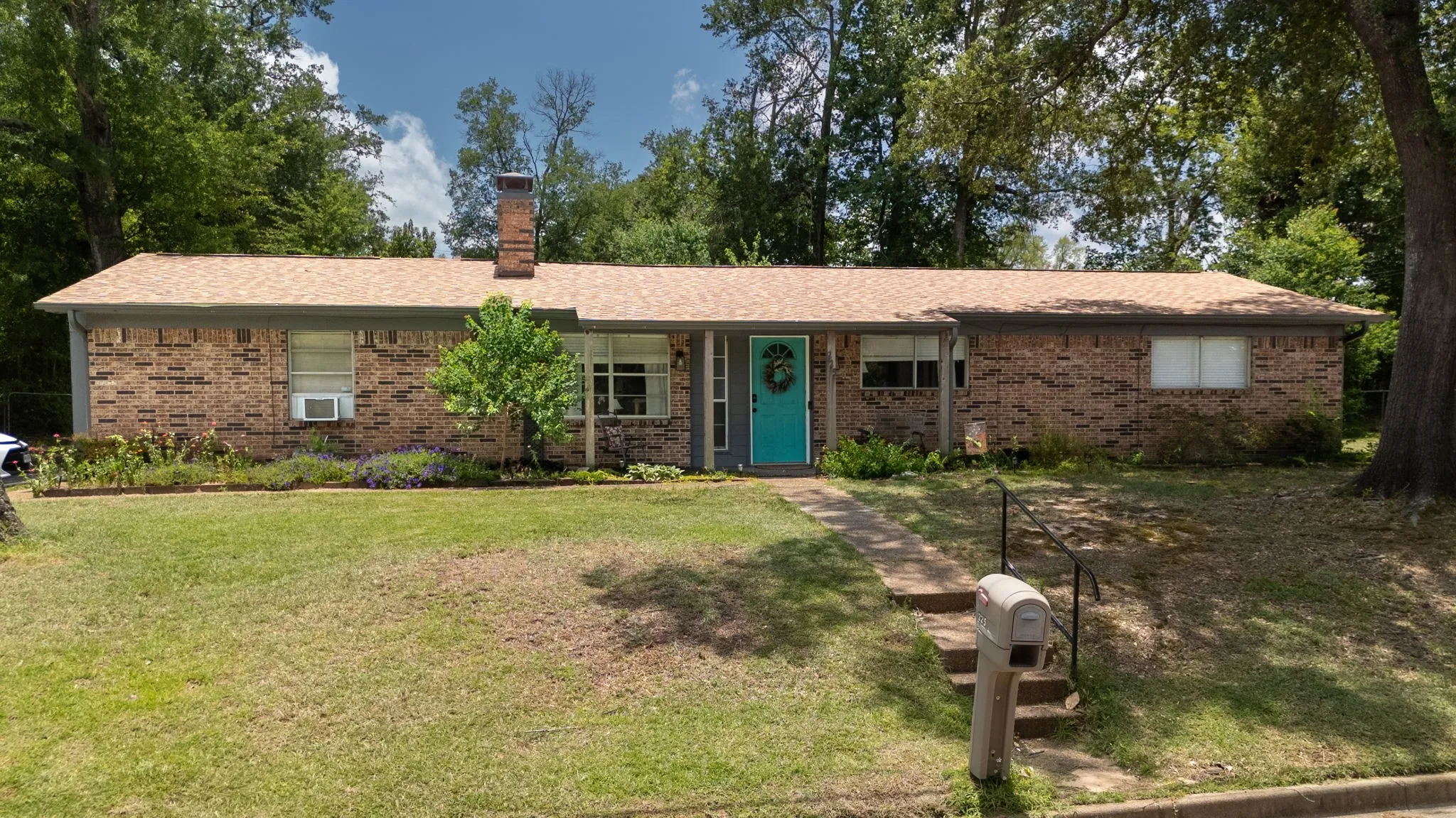 Single Family Residence For Sale in Smith County , 225 Powell Drive, Tyler, Texas 75703, 3 Bedroom, 2 Bathroom, 2 Garage spaces, 1,988 Sqft, built in 1969, mls#21402715, Real Estate Agent in Tyler, Homes For Sale in Smith county, Homes For Sale in Tyler, Realtor in Tyler Texas, Real Estate Brokerage Independent Realty Texas, Luminita Cordes Realtor