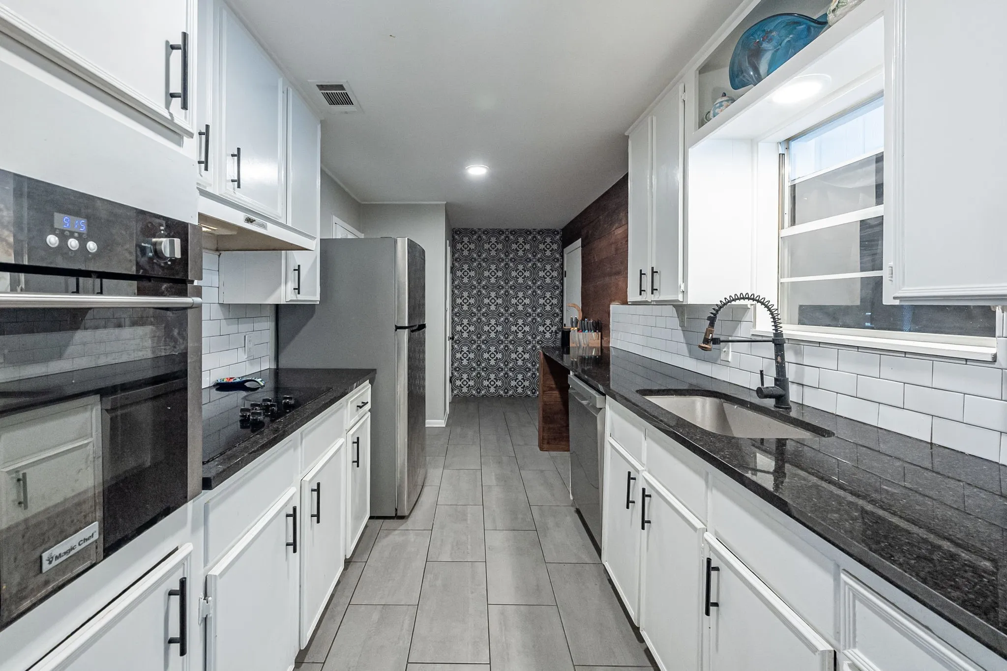 Single Family Residence For Sale in Smith County , 225 Powell Drive, Tyler, Texas 75703, 3 Bedroom, 2 Bathroom, 2 Garage spaces, 1,988 Sqft, built in 1969, mls#21402715, Real Estate Agent in Tyler, Homes For Sale in Smith county, Homes For Sale in Tyler, Realtor in Tyler Texas, Real Estate Brokerage Independent Realty Texas, Luminita Cordes Realtor
