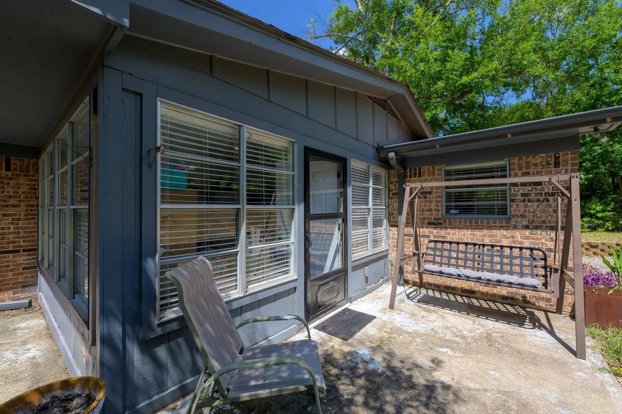 Single Family Residence For Sale in Smith County , 225 Powell Drive, Tyler, Texas 75703, 3 Bedroom, 2 Bathroom, 2 Garage spaces, 1,988 Sqft, built in 1969, mls#21402715, Real Estate Agent in Tyler, Homes For Sale in Smith county, Homes For Sale in Tyler, Realtor in Tyler Texas, Real Estate Brokerage Independent Realty Texas, Luminita Cordes Realtor