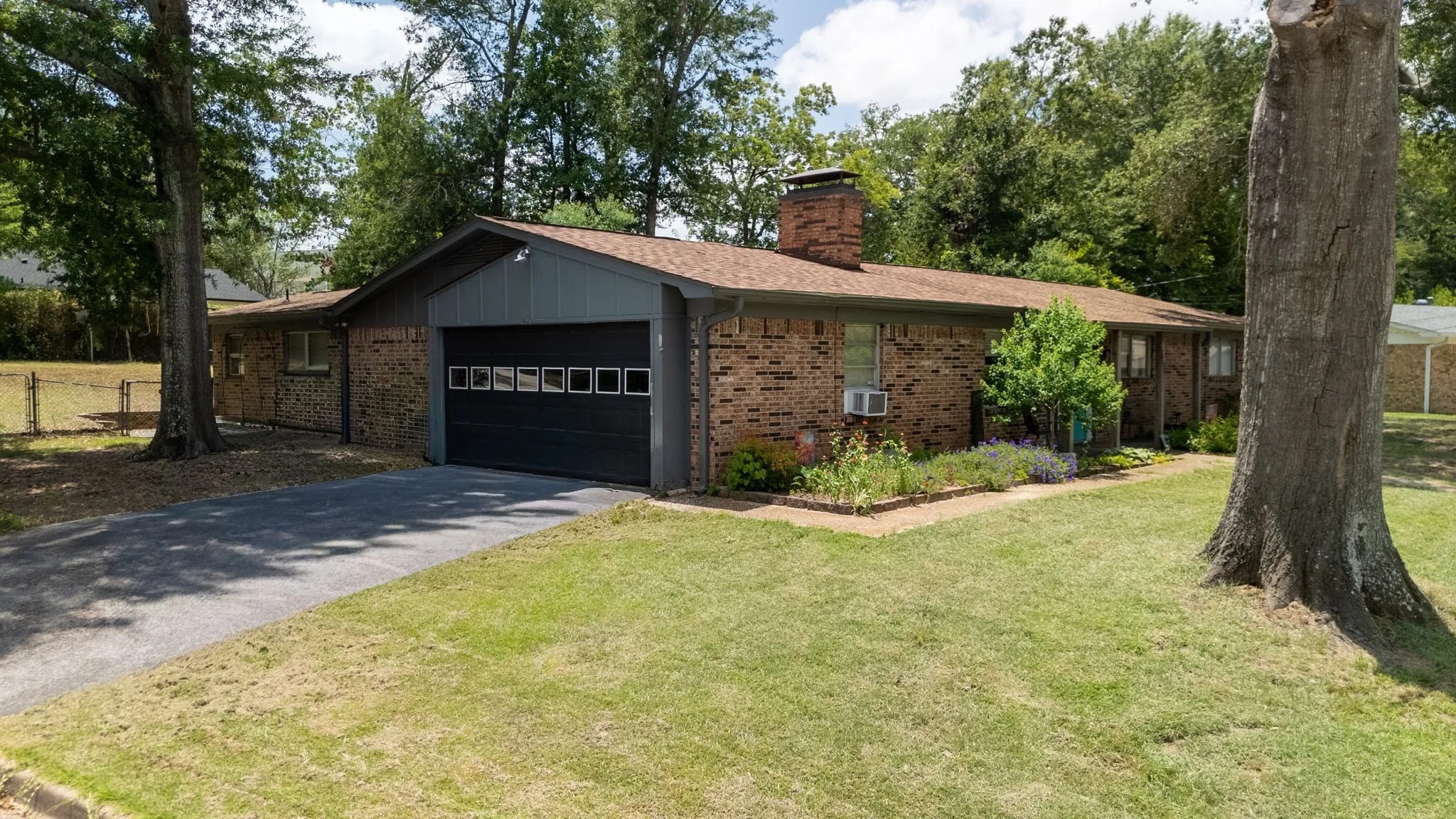 Single Family Residence For Sale in Smith County , 225 Powell Drive, Tyler, Texas 75703, 3 Bedroom, 2 Bathroom, 2 Garage spaces, 1,988 Sqft, built in 1969, mls#21402715, Real Estate Agent in Tyler, Homes For Sale in Smith county, Homes For Sale in Tyler, Realtor in Tyler Texas, Real Estate Brokerage Independent Realty Texas, Luminita Cordes Realtor