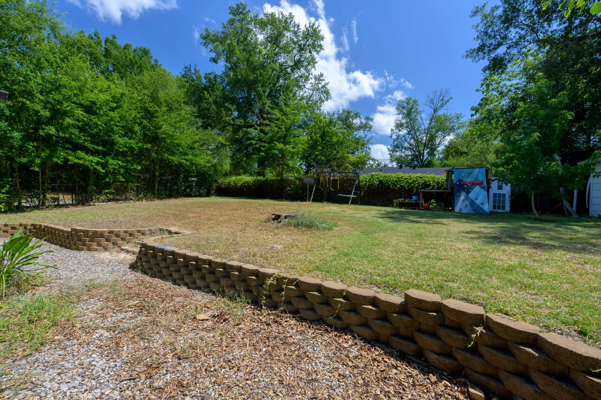 Single Family Residence For Sale in Smith County , 225 Powell Drive, Tyler, Texas 75703, 3 Bedroom, 2 Bathroom, 2 Garage spaces, 1,988 Sqft, built in 1969, mls#21402715, Real Estate Agent in Tyler, Homes For Sale in Smith county, Homes For Sale in Tyler, Realtor in Tyler Texas, Real Estate Brokerage Independent Realty Texas, Luminita Cordes Realtor