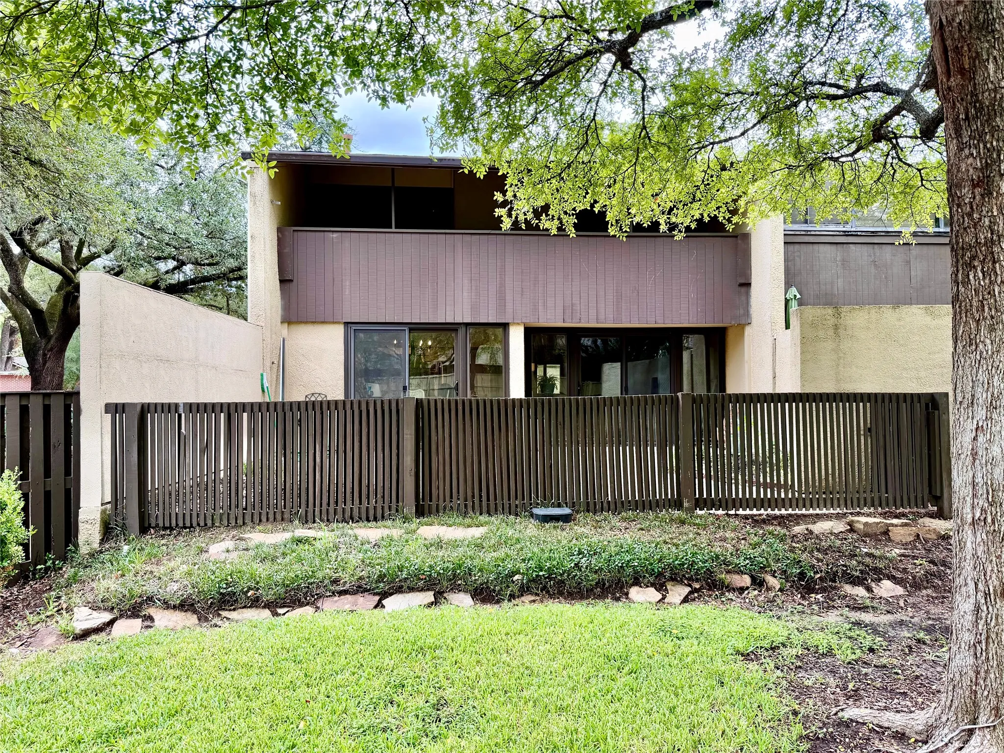 Condominium For Sale in Dallas County , 1201 Portales Lane Bldg L, Irving, Texas 75061, 3 Bedroom, 3 Bathroom, 2 Garage spaces, 1,545 Sqft, built in 1966, mls#21402702, Real Estate Agent in Irving, Homes For Sale in Dallas county, Homes For Sale in Irving, Realtor in Irving Texas, Real Estate Brokerage Independent Realty Texas, Luminita Cordes Realtor