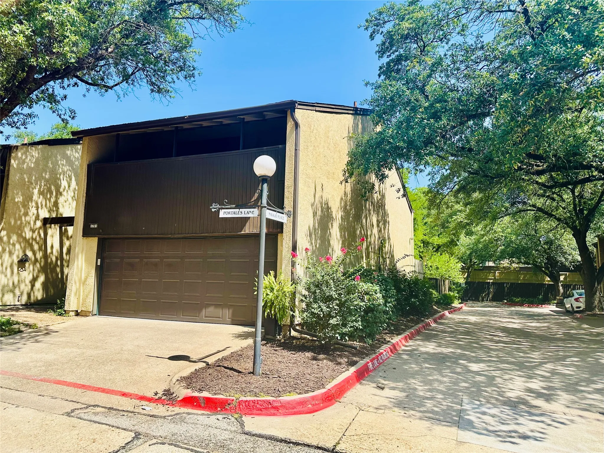 Condominium For Sale in Dallas County , 1201 Portales Lane Bldg L, Irving, Texas 75061, 3 Bedroom, 3 Bathroom, 2 Garage spaces, 1,545 Sqft, built in 1966, mls#21402702, Real Estate Agent in Irving, Homes For Sale in Dallas county, Homes For Sale in Irving, Realtor in Irving Texas, Real Estate Brokerage Independent Realty Texas, Luminita Cordes Realtor