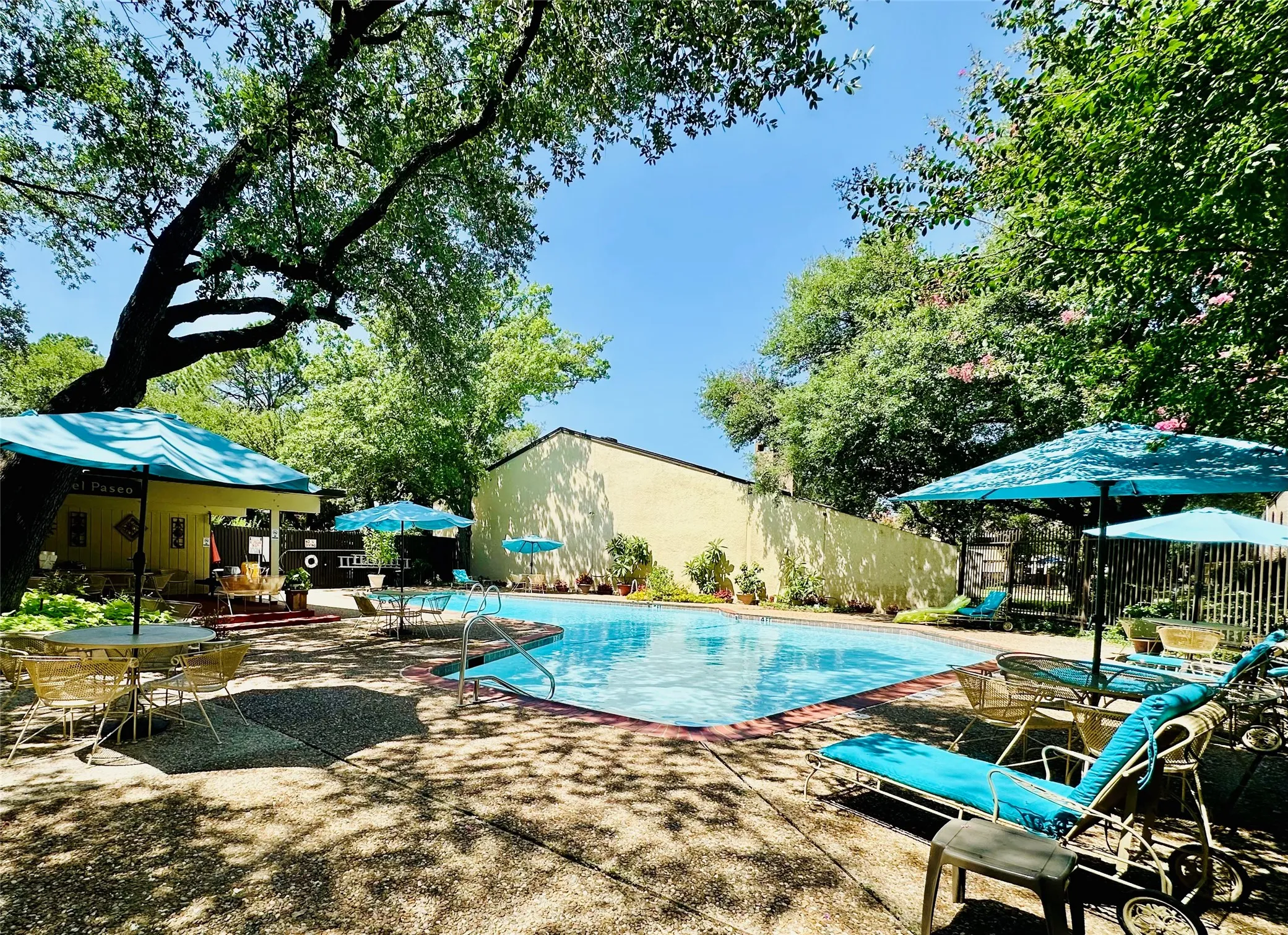 Condominium For Sale in Dallas County , 1201 Portales Lane Bldg L, Irving, Texas 75061, 3 Bedroom, 3 Bathroom, 2 Garage spaces, 1,545 Sqft, built in 1966, mls#21402702, Real Estate Agent in Irving, Homes For Sale in Dallas county, Homes For Sale in Irving, Realtor in Irving Texas, Real Estate Brokerage Independent Realty Texas, Luminita Cordes Realtor
