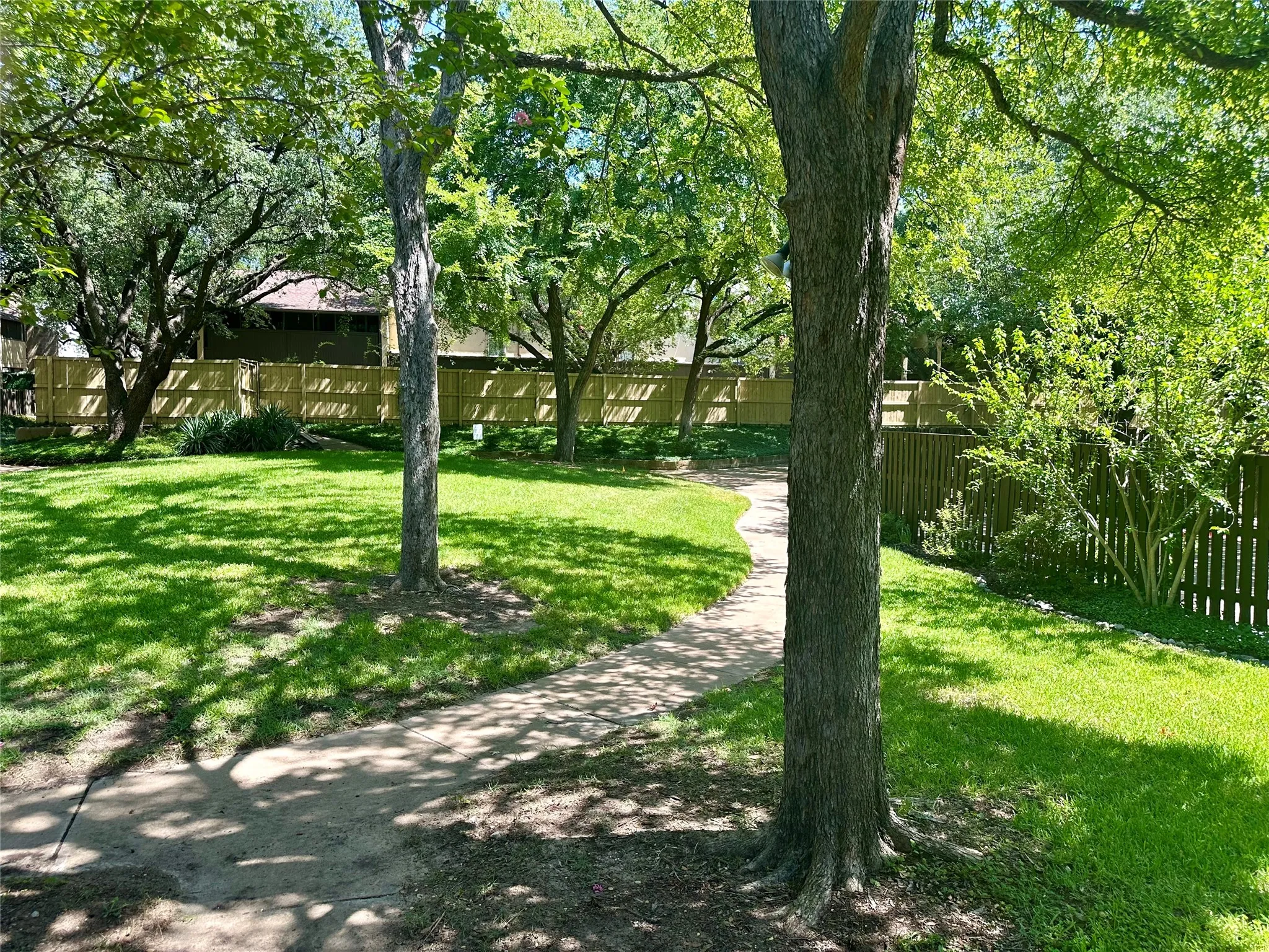 Condominium For Sale in Dallas County , 1201 Portales Lane Bldg L, Irving, Texas 75061, 3 Bedroom, 3 Bathroom, 2 Garage spaces, 1,545 Sqft, built in 1966, mls#21402702, Real Estate Agent in Irving, Homes For Sale in Dallas county, Homes For Sale in Irving, Realtor in Irving Texas, Real Estate Brokerage Independent Realty Texas, Luminita Cordes Realtor