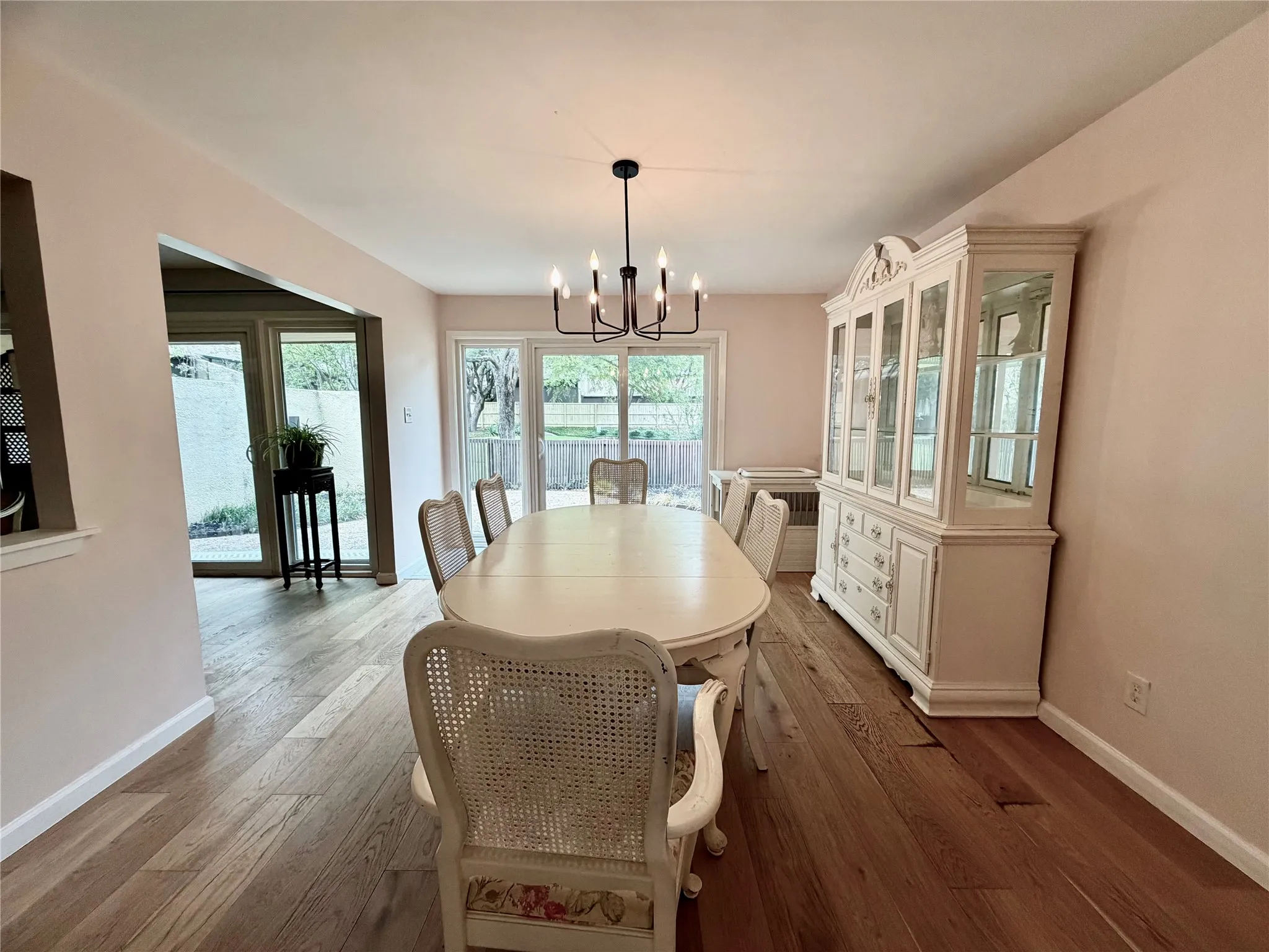 Condominium For Sale in Dallas County , 1201 Portales Lane Bldg L, Irving, Texas 75061, 3 Bedroom, 3 Bathroom, 2 Garage spaces, 1,545 Sqft, built in 1966, mls#21402702, Real Estate Agent in Irving, Homes For Sale in Dallas county, Homes For Sale in Irving, Realtor in Irving Texas, Real Estate Brokerage Independent Realty Texas, Luminita Cordes Realtor