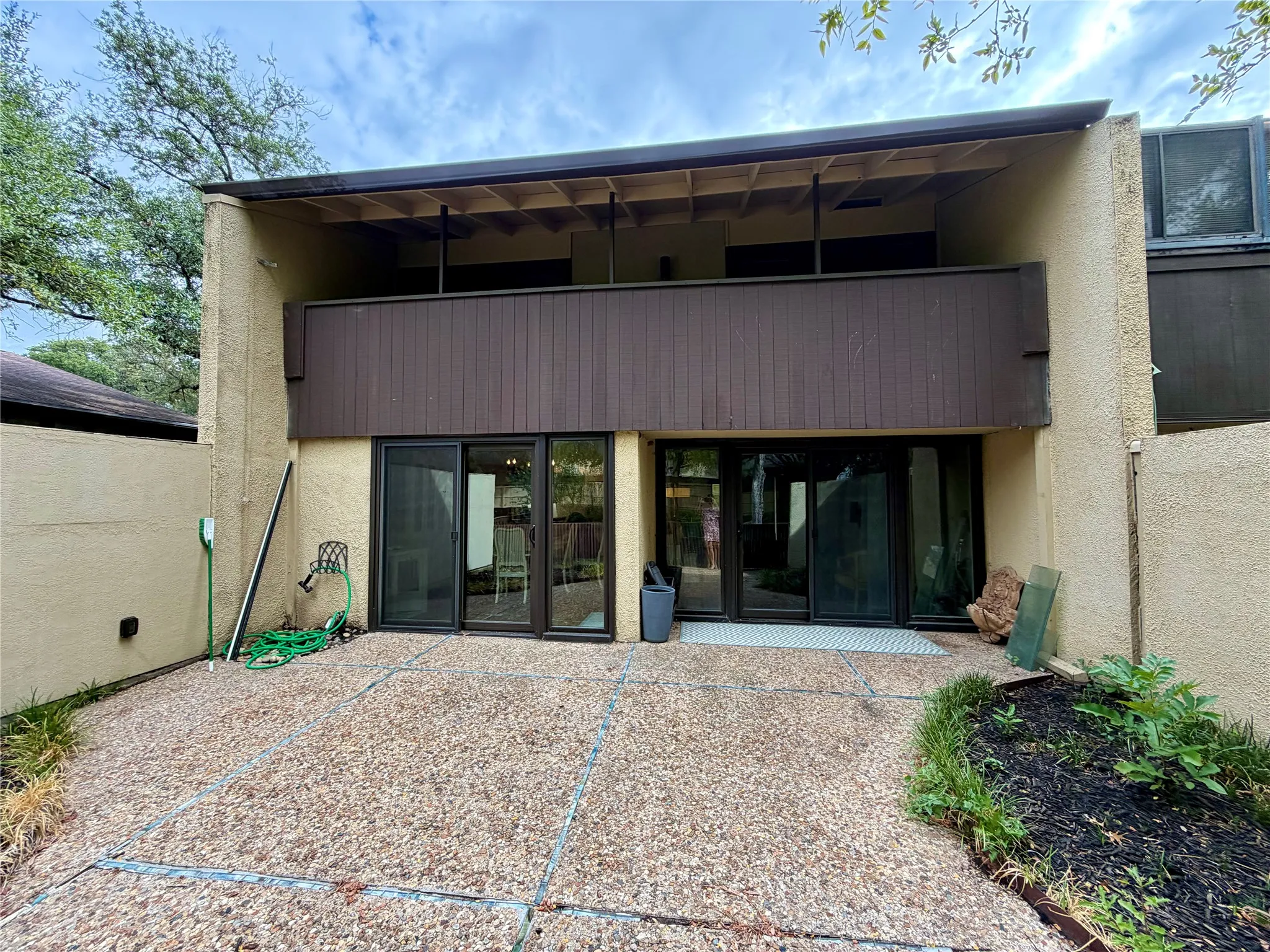 Condominium For Sale in Dallas County , 1201 Portales Lane Bldg L, Irving, Texas 75061, 3 Bedroom, 3 Bathroom, 2 Garage spaces, 1,545 Sqft, built in 1966, mls#21402702, Real Estate Agent in Irving, Homes For Sale in Dallas county, Homes For Sale in Irving, Realtor in Irving Texas, Real Estate Brokerage Independent Realty Texas, Luminita Cordes Realtor