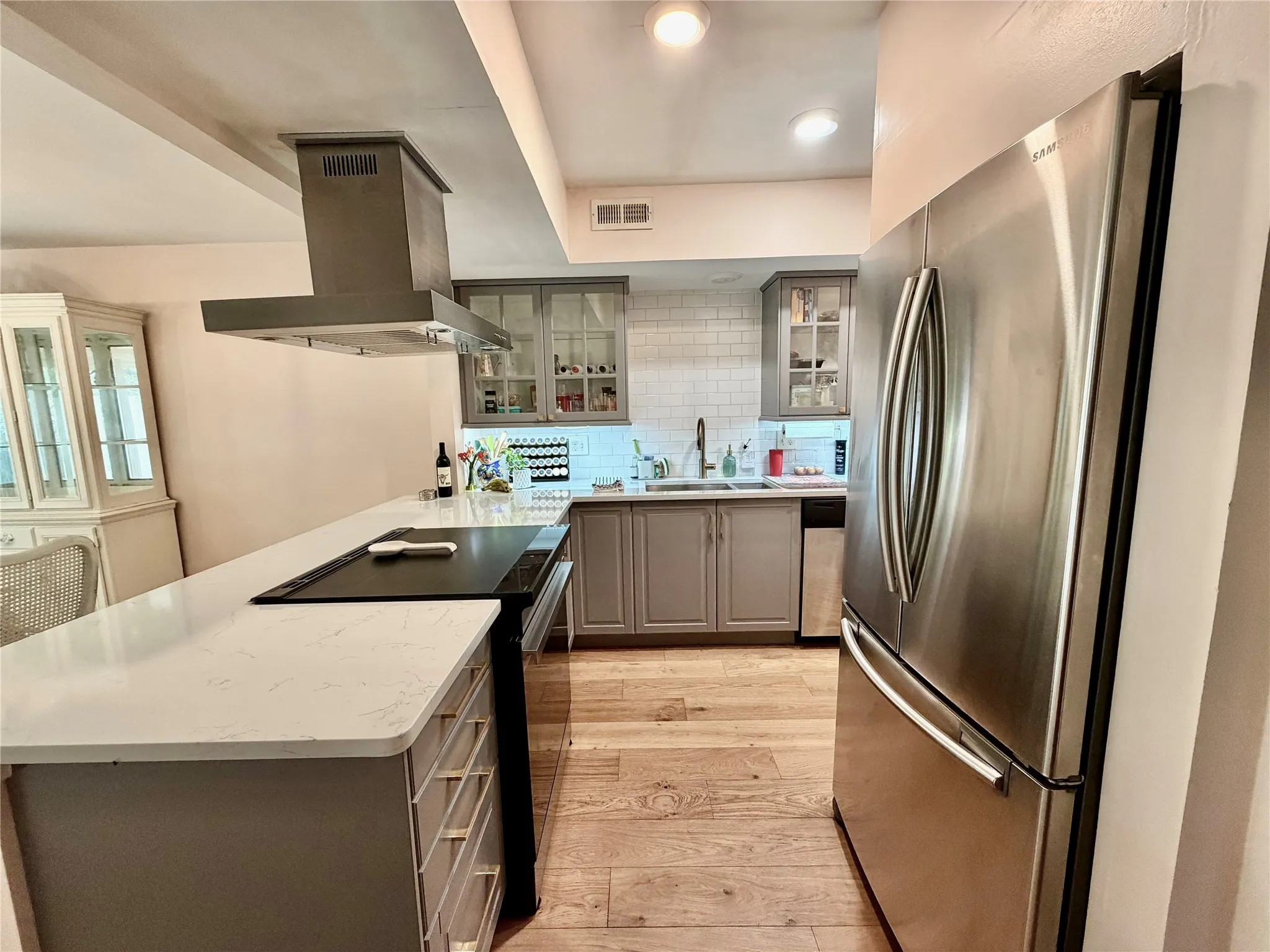 Condominium For Sale in Dallas County , 1201 Portales Lane Bldg L, Irving, Texas 75061, 3 Bedroom, 3 Bathroom, 2 Garage spaces, 1,545 Sqft, built in 1966, mls#21402702, Real Estate Agent in Irving, Homes For Sale in Dallas county, Homes For Sale in Irving, Realtor in Irving Texas, Real Estate Brokerage Independent Realty Texas, Luminita Cordes Realtor