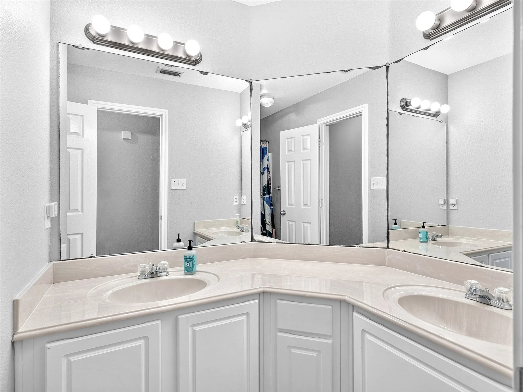 Single Family Residence For Rent in Tarrant County , 1623 Brookleaf Drive, Arlington, Texas 76018, 4 Bedroom, 2 Bathroom, 1 Garage spaces, 1,851 Sqft, built in 2004, mls#21402312, Real Estate Agent in Arlington, Homes For Rent in Tarrant county, Homes For Rent in Arlington, Realtor in Arlington Texas, Real Estate Brokerage Independent Realty Texas, Luminita Cordes Realtor