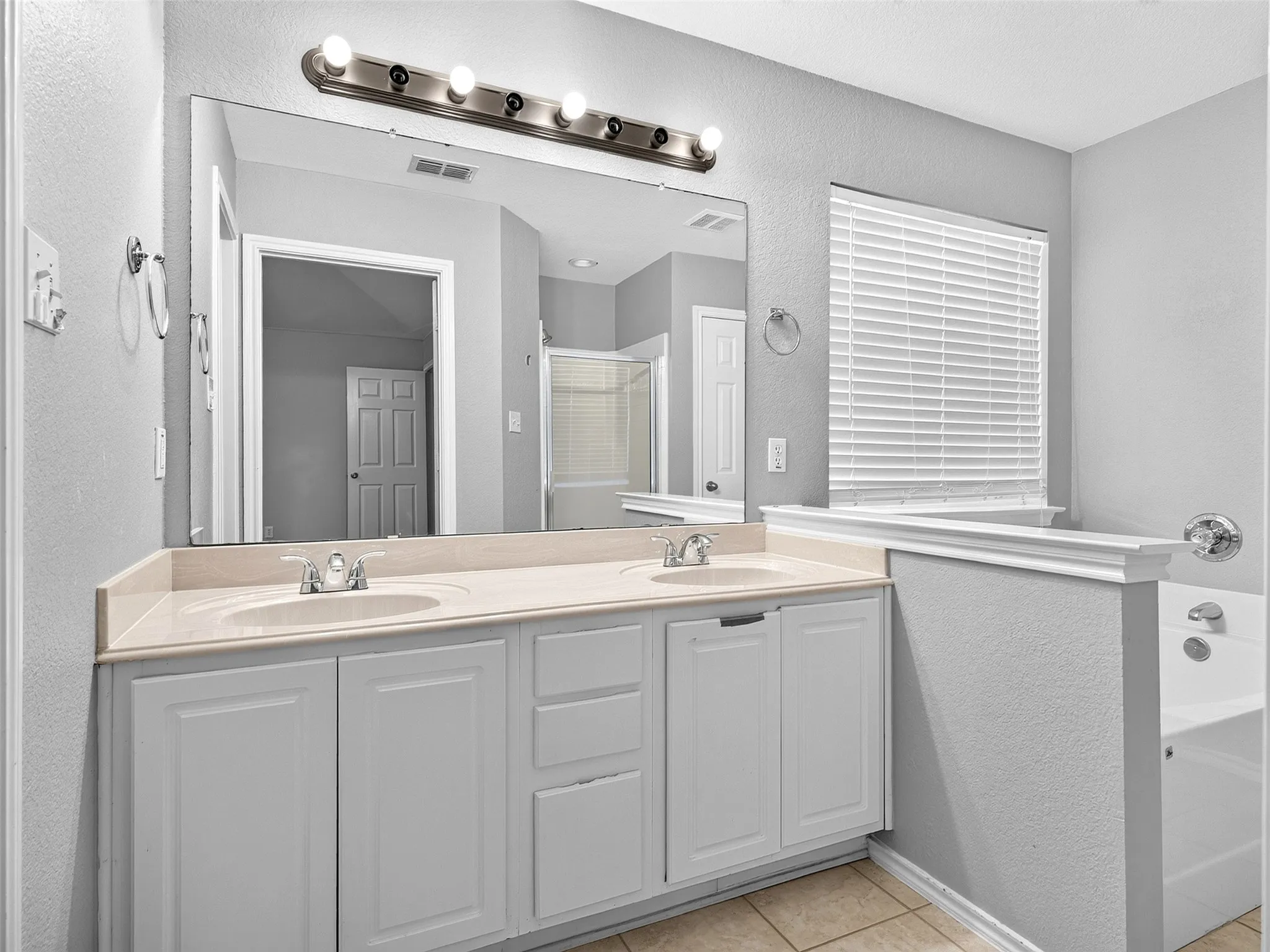 Single Family Residence For Rent in Tarrant County , 1623 Brookleaf Drive, Arlington, Texas 76018, 4 Bedroom, 2 Bathroom, 1 Garage spaces, 1,851 Sqft, built in 2004, mls#21402312, Real Estate Agent in Arlington, Homes For Rent in Tarrant county, Homes For Rent in Arlington, Realtor in Arlington Texas, Real Estate Brokerage Independent Realty Texas, Luminita Cordes Realtor
