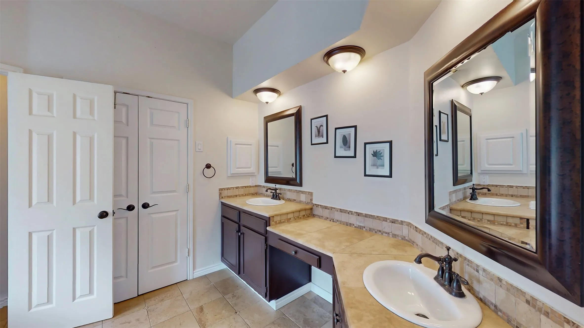 Single Family Residence For Sale in Tarrant County , 2148 Brookgate Drive, Grapevine, Texas 76051, 4 Bedroom, 3 Bathroom, 2 Garage spaces, 2,454 Sqft, built in 1994, mls#21401656, Real Estate Agent in Grapevine, Homes For Sale in Tarrant county, Homes For Sale in Grapevine, Realtor in Grapevine Texas, Real Estate Brokerage Independent Realty Texas, Luminita Cordes Realtor
