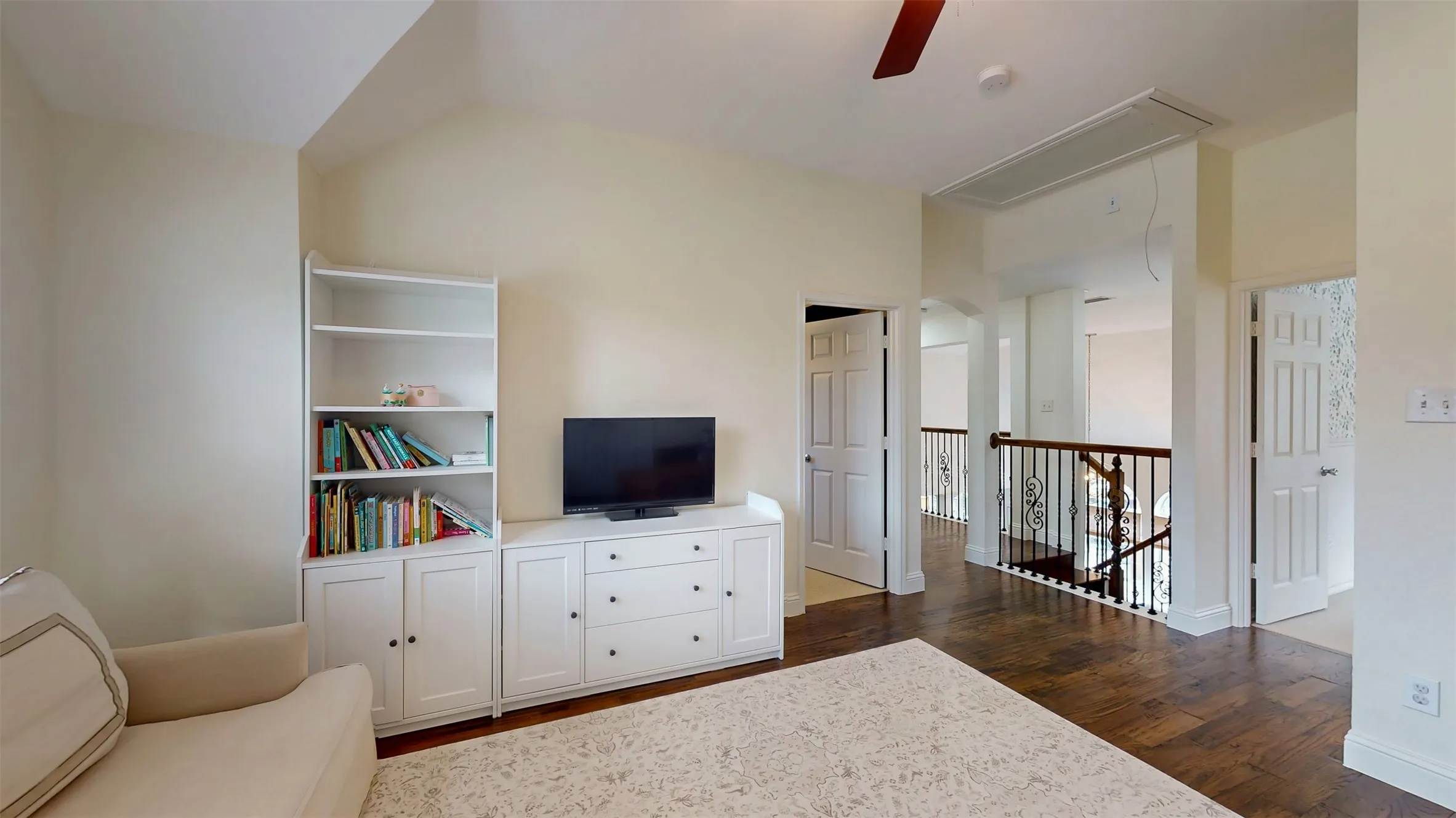Single Family Residence For Sale in Tarrant County , 2148 Brookgate Drive, Grapevine, Texas 76051, 4 Bedroom, 3 Bathroom, 2 Garage spaces, 2,454 Sqft, built in 1994, mls#21401656, Real Estate Agent in Grapevine, Homes For Sale in Tarrant county, Homes For Sale in Grapevine, Realtor in Grapevine Texas, Real Estate Brokerage Independent Realty Texas, Luminita Cordes Realtor