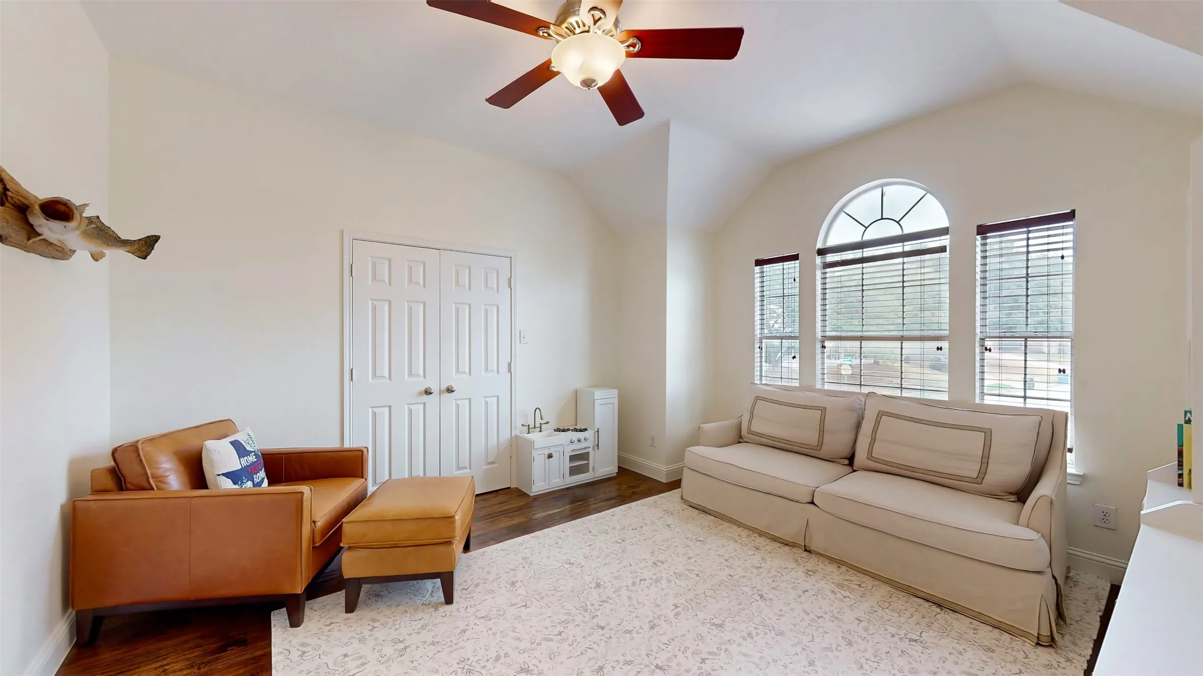 Single Family Residence For Sale in Tarrant County , 2148 Brookgate Drive, Grapevine, Texas 76051, 4 Bedroom, 3 Bathroom, 2 Garage spaces, 2,454 Sqft, built in 1994, mls#21401656, Real Estate Agent in Grapevine, Homes For Sale in Tarrant county, Homes For Sale in Grapevine, Realtor in Grapevine Texas, Real Estate Brokerage Independent Realty Texas, Luminita Cordes Realtor