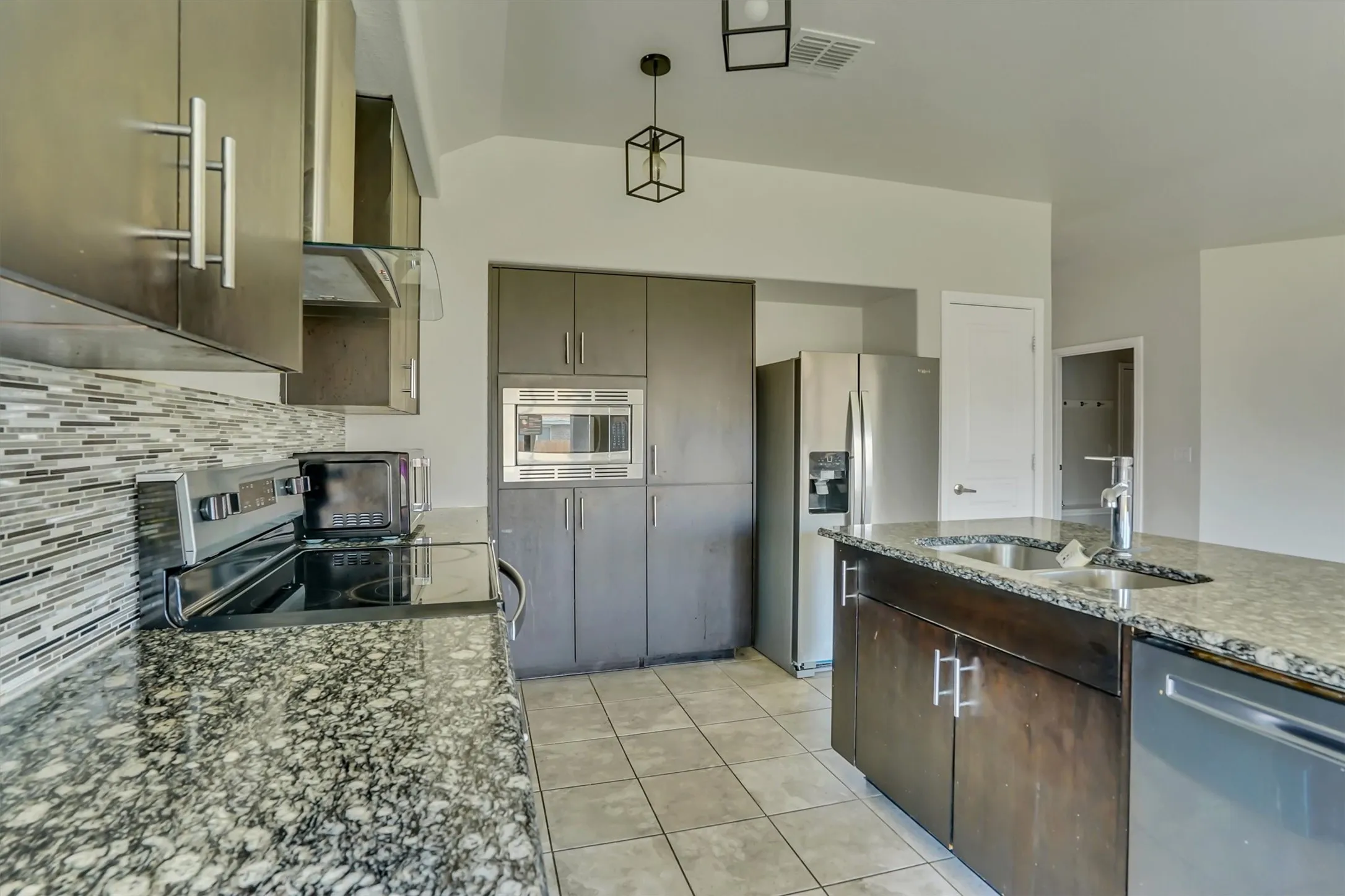 Single Family Residence For Rent in Tarrant County , 816 Oriel Circle, Fort Worth, Texas 76036, 3 Bedroom, 2 Bathroom, 2 Garage spaces, 1,540 Sqft, built in 2018, mls#21402716, Real Estate Agent in Fort Worth, Homes For Rent in Tarrant county, Homes For Rent in Fort Worth, Realtor in Fort Worth Texas, Real Estate Brokerage Independent Realty Texas, Luminita Cordes Realtor