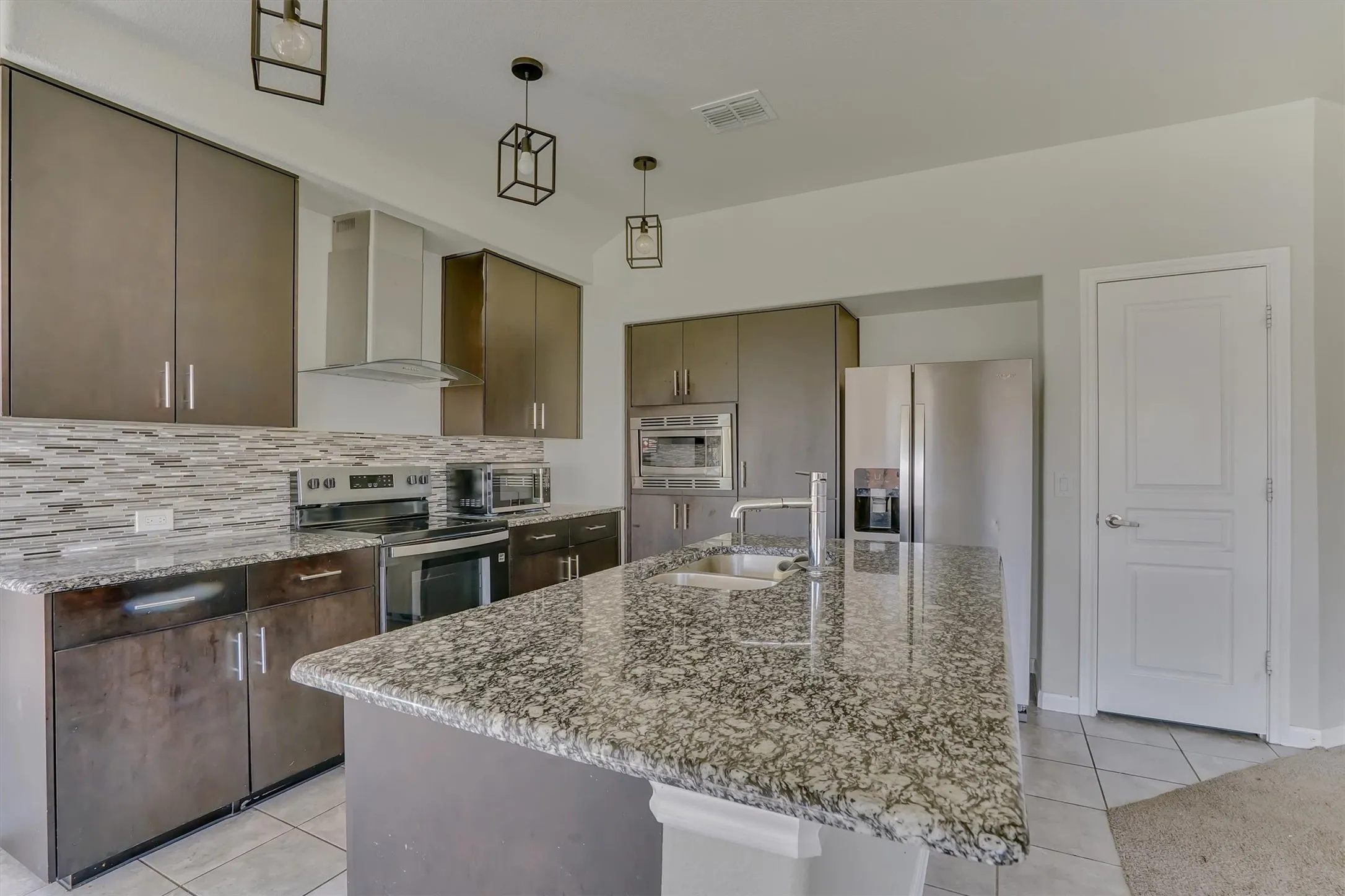 Single Family Residence For Rent in Tarrant County , 816 Oriel Circle, Fort Worth, Texas 76036, 3 Bedroom, 2 Bathroom, 2 Garage spaces, 1,540 Sqft, built in 2018, mls#21402716, Real Estate Agent in Fort Worth, Homes For Rent in Tarrant county, Homes For Rent in Fort Worth, Realtor in Fort Worth Texas, Real Estate Brokerage Independent Realty Texas, Luminita Cordes Realtor