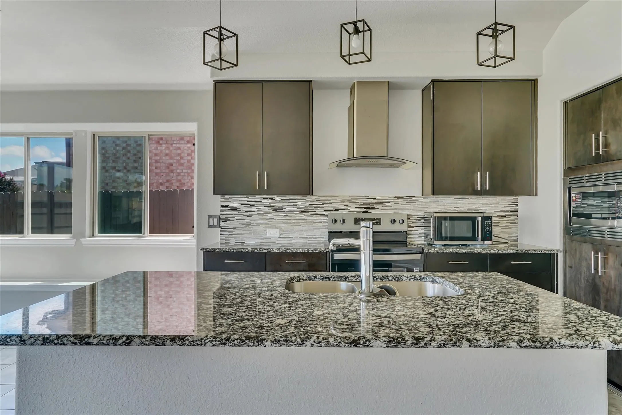 Single Family Residence For Rent in Tarrant County , 816 Oriel Circle, Fort Worth, Texas 76036, 3 Bedroom, 2 Bathroom, 2 Garage spaces, 1,540 Sqft, built in 2018, mls#21402716, Real Estate Agent in Fort Worth, Homes For Rent in Tarrant county, Homes For Rent in Fort Worth, Realtor in Fort Worth Texas, Real Estate Brokerage Independent Realty Texas, Luminita Cordes Realtor