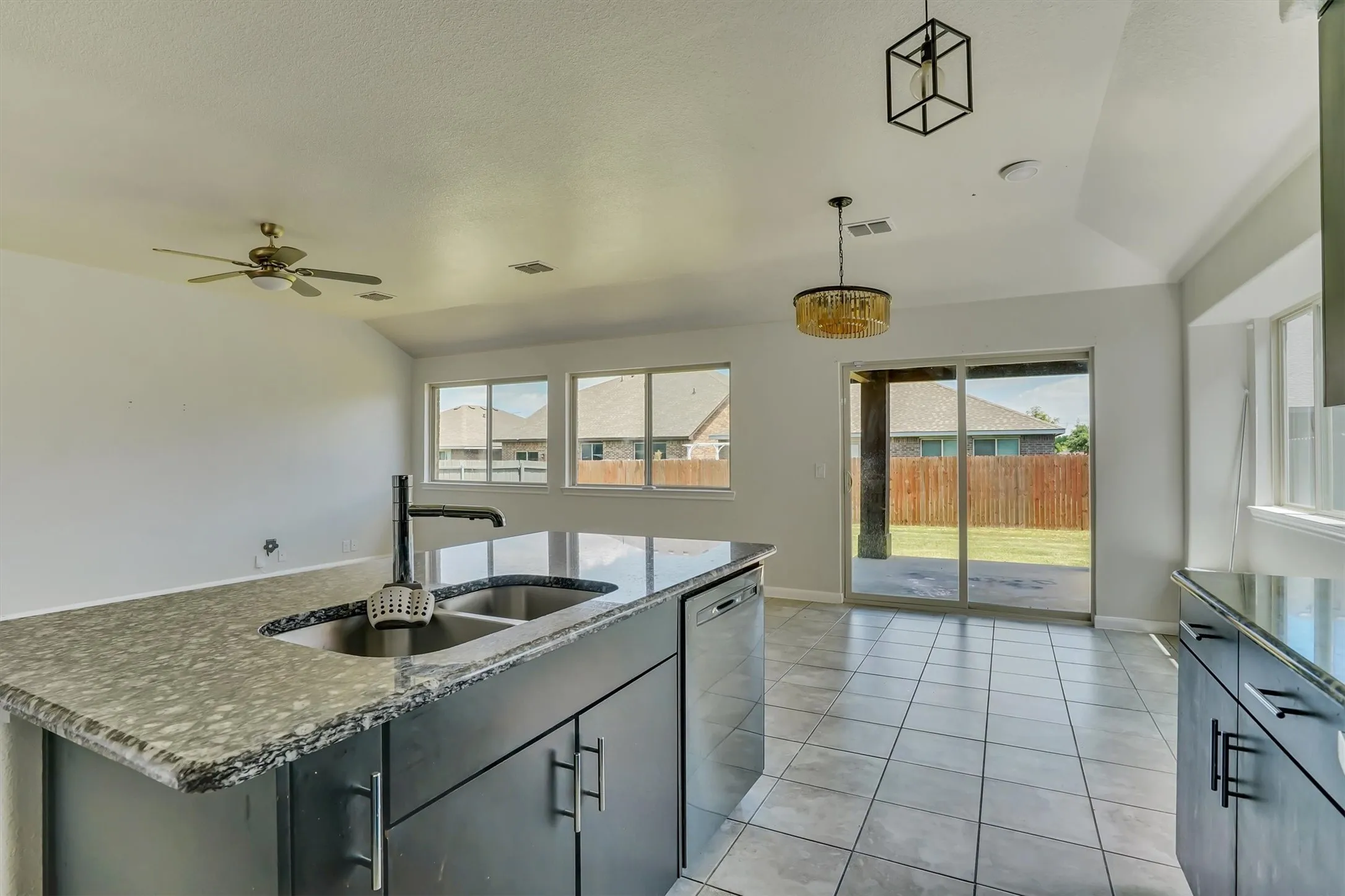 Single Family Residence For Rent in Tarrant County , 816 Oriel Circle, Fort Worth, Texas 76036, 3 Bedroom, 2 Bathroom, 2 Garage spaces, 1,540 Sqft, built in 2018, mls#21402716, Real Estate Agent in Fort Worth, Homes For Rent in Tarrant county, Homes For Rent in Fort Worth, Realtor in Fort Worth Texas, Real Estate Brokerage Independent Realty Texas, Luminita Cordes Realtor