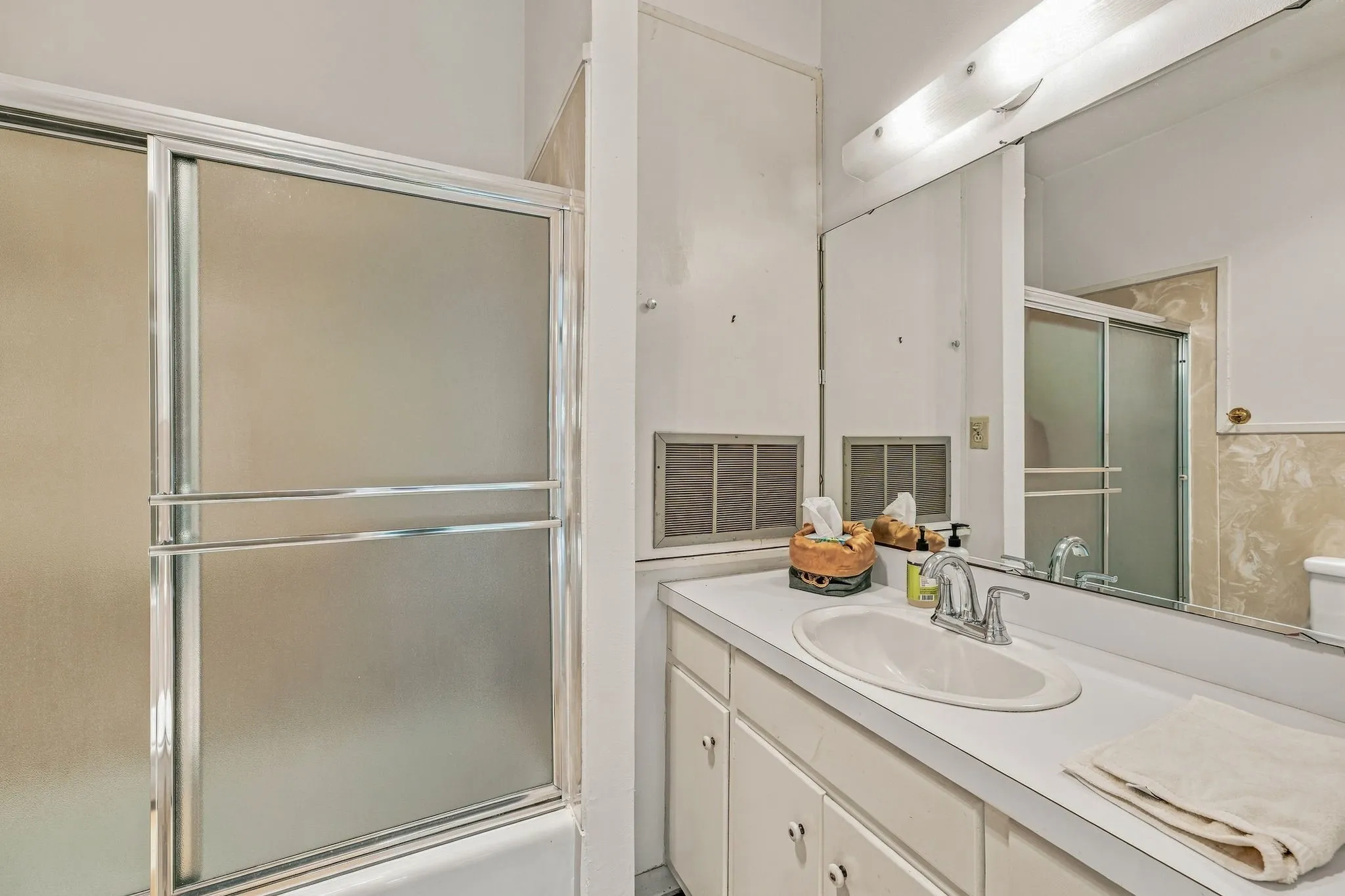 Single Family Residence For Sale in Young County , 924 4th Street, Graham, Texas 76450, 4 Bedroom, 2 Bathroom, 1 Garage spaces, 2,121 Sqft, built in 1955, mls#21399436, Real Estate Agent in Graham, Homes For Sale in Young county, Homes For Sale in Graham, Realtor in Graham Texas, Real Estate Brokerage Independent Realty Texas, Luminita Cordes Realtor