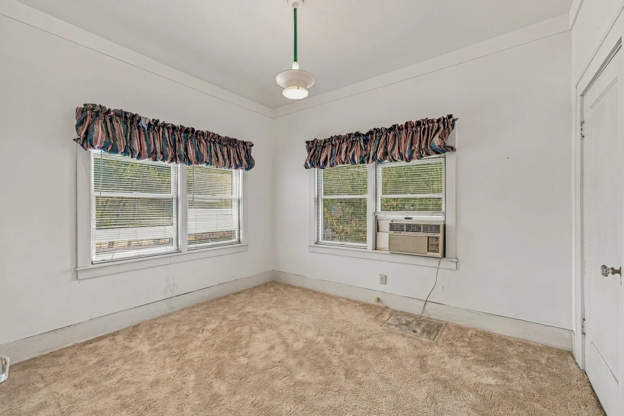 Single Family Residence For Sale in Young County , 924 4th Street, Graham, Texas 76450, 4 Bedroom, 2 Bathroom, 1 Garage spaces, 2,121 Sqft, built in 1955, mls#21399436, Real Estate Agent in Graham, Homes For Sale in Young county, Homes For Sale in Graham, Realtor in Graham Texas, Real Estate Brokerage Independent Realty Texas, Luminita Cordes Realtor