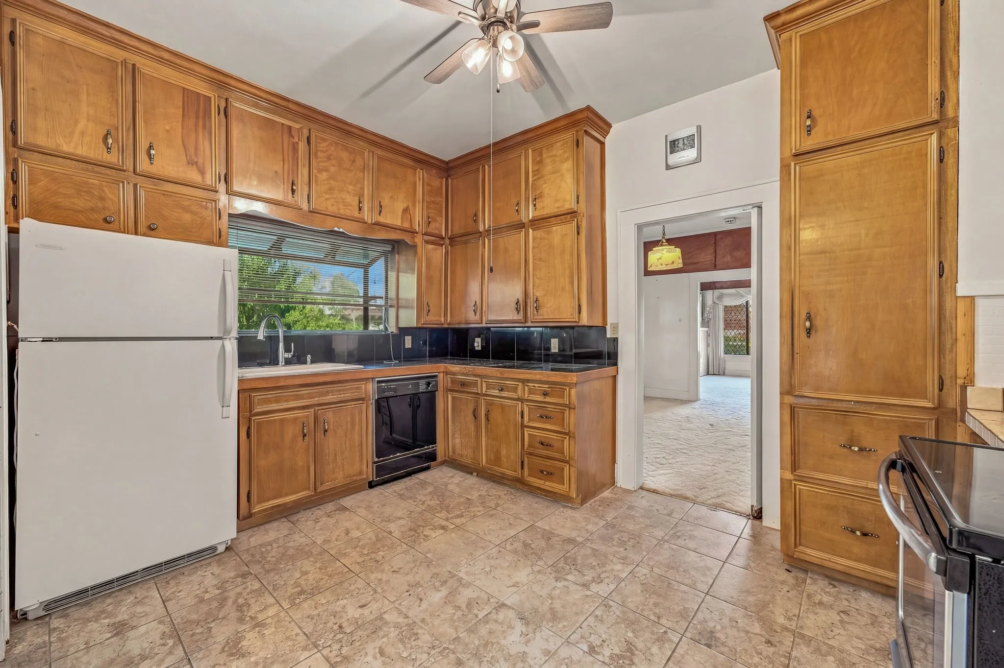 Single Family Residence For Sale in Young County , 924 4th Street, Graham, Texas 76450, 4 Bedroom, 2 Bathroom, 1 Garage spaces, 2,121 Sqft, built in 1955, mls#21399436, Real Estate Agent in Graham, Homes For Sale in Young county, Homes For Sale in Graham, Realtor in Graham Texas, Real Estate Brokerage Independent Realty Texas, Luminita Cordes Realtor