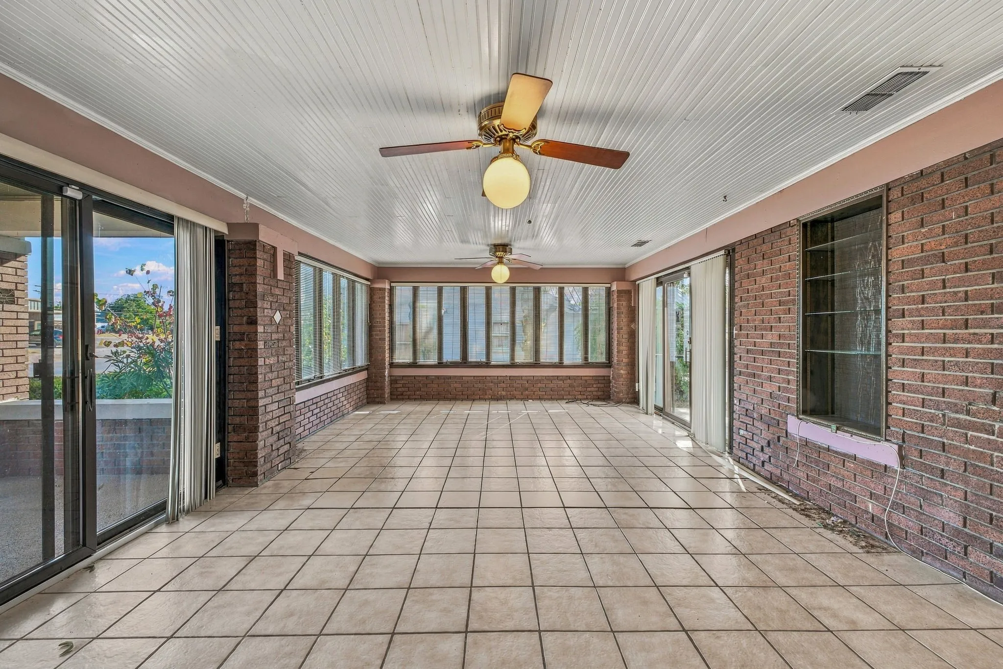 Single Family Residence For Sale in Young County , 924 4th Street, Graham, Texas 76450, 4 Bedroom, 2 Bathroom, 1 Garage spaces, 2,121 Sqft, built in 1955, mls#21399436, Real Estate Agent in Graham, Homes For Sale in Young county, Homes For Sale in Graham, Realtor in Graham Texas, Real Estate Brokerage Independent Realty Texas, Luminita Cordes Realtor