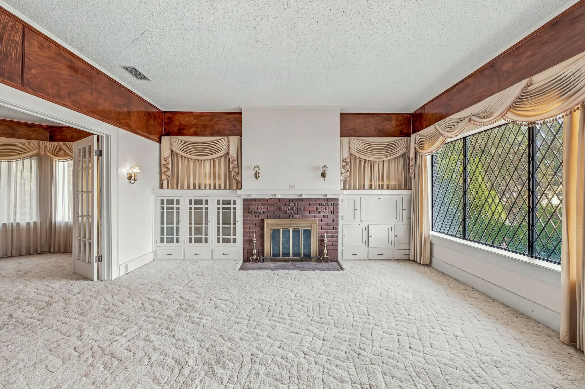 Single Family Residence For Sale in Young County , 924 4th Street, Graham, Texas 76450, 4 Bedroom, 2 Bathroom, 1 Garage spaces, 2,121 Sqft, built in 1955, mls#21399436, Real Estate Agent in Graham, Homes For Sale in Young county, Homes For Sale in Graham, Realtor in Graham Texas, Real Estate Brokerage Independent Realty Texas, Luminita Cordes Realtor