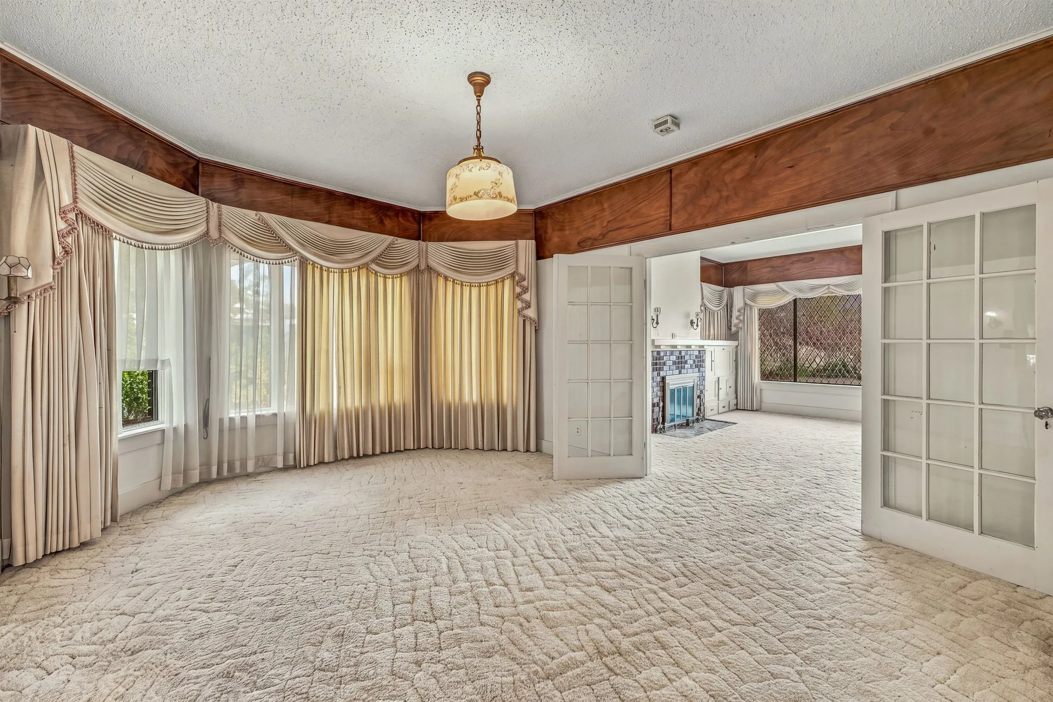 Single Family Residence For Sale in Young County , 924 4th Street, Graham, Texas 76450, 4 Bedroom, 2 Bathroom, 1 Garage spaces, 2,121 Sqft, built in 1955, mls#21399436, Real Estate Agent in Graham, Homes For Sale in Young county, Homes For Sale in Graham, Realtor in Graham Texas, Real Estate Brokerage Independent Realty Texas, Luminita Cordes Realtor