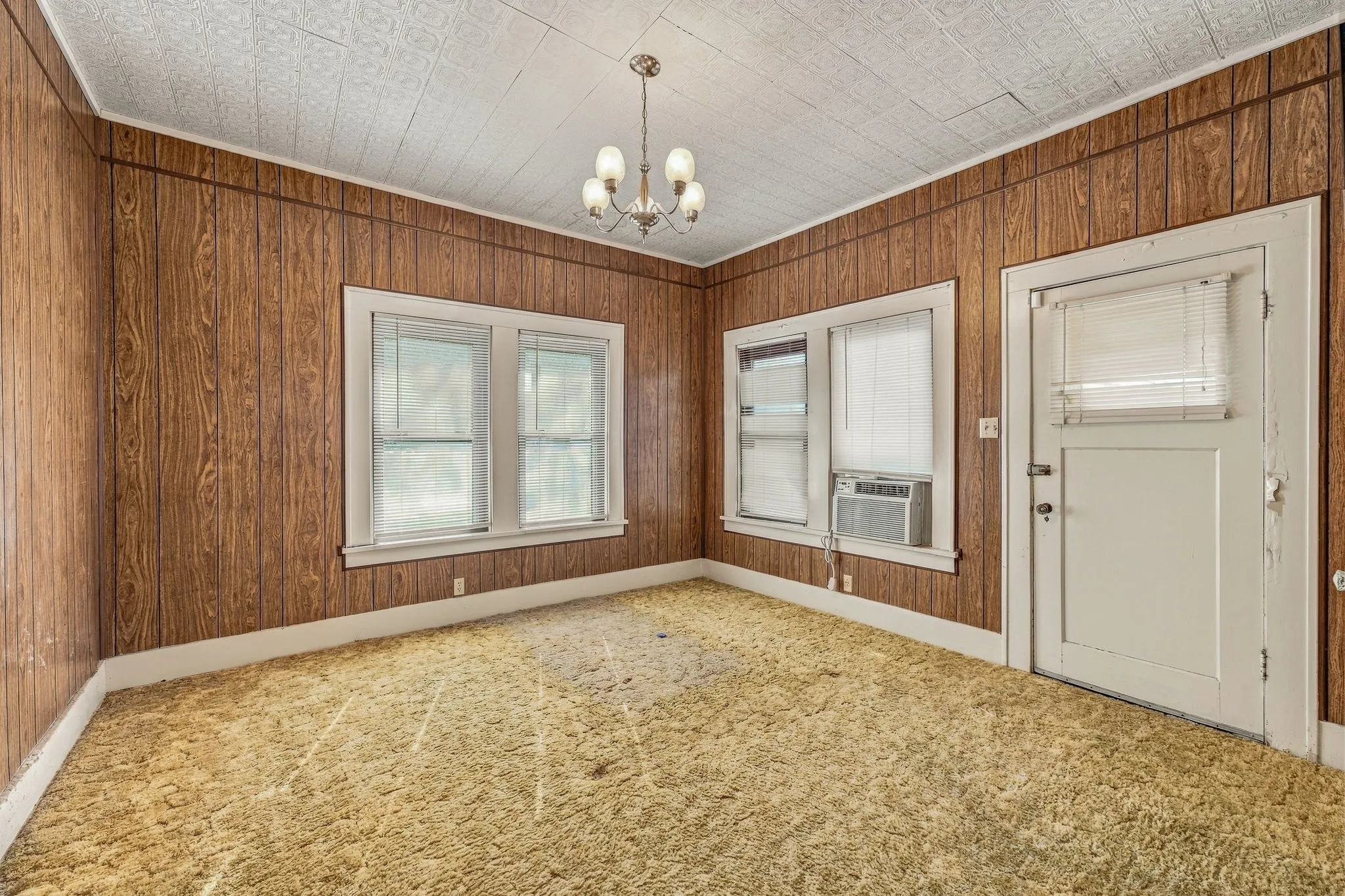 Single Family Residence For Sale in Young County , 924 4th Street, Graham, Texas 76450, 4 Bedroom, 2 Bathroom, 1 Garage spaces, 2,121 Sqft, built in 1955, mls#21399436, Real Estate Agent in Graham, Homes For Sale in Young county, Homes For Sale in Graham, Realtor in Graham Texas, Real Estate Brokerage Independent Realty Texas, Luminita Cordes Realtor