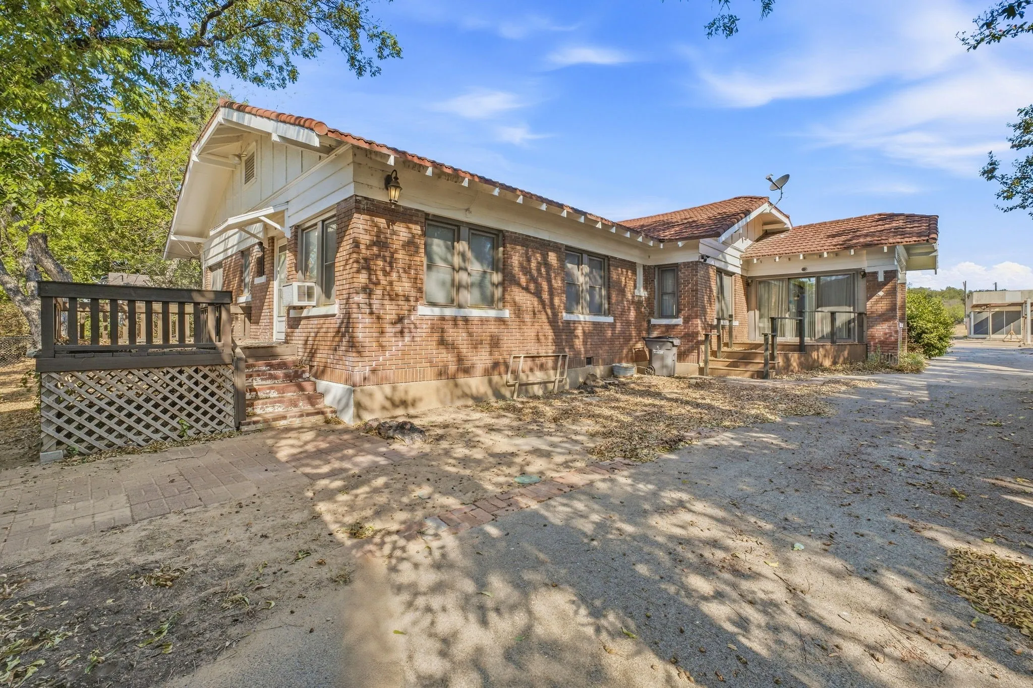Single Family Residence For Sale in Young County , 924 4th Street, Graham, Texas 76450, 4 Bedroom, 2 Bathroom, 1 Garage spaces, 2,121 Sqft, built in 1955, mls#21399436, Real Estate Agent in Graham, Homes For Sale in Young county, Homes For Sale in Graham, Realtor in Graham Texas, Real Estate Brokerage Independent Realty Texas, Luminita Cordes Realtor