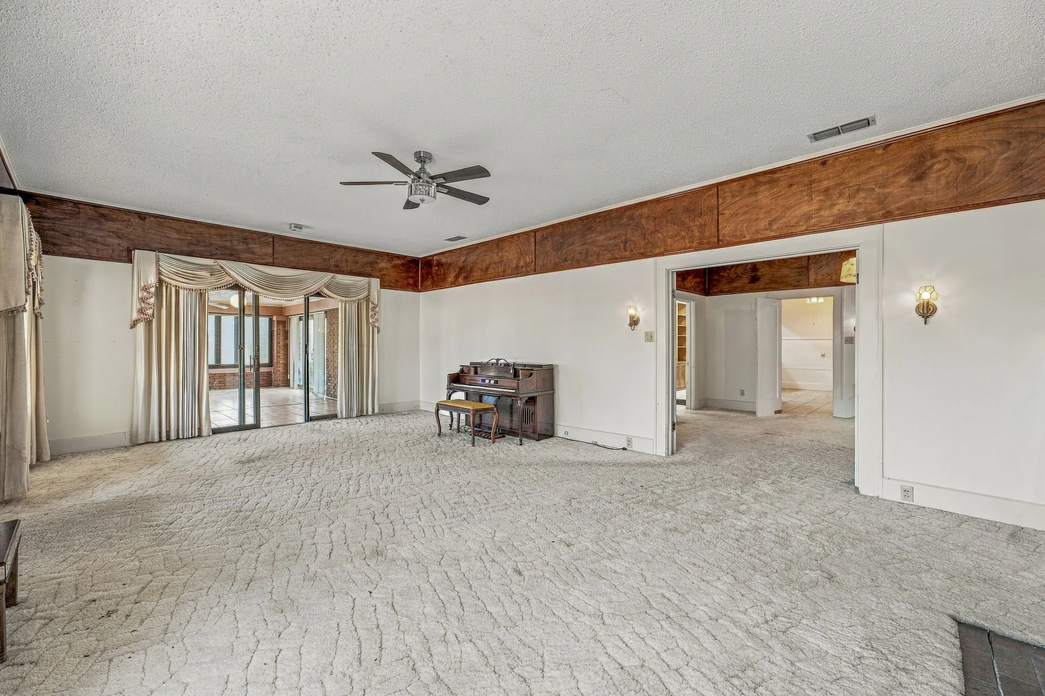 Single Family Residence For Sale in Young County , 924 4th Street, Graham, Texas 76450, 4 Bedroom, 2 Bathroom, 1 Garage spaces, 2,121 Sqft, built in 1955, mls#21399436, Real Estate Agent in Graham, Homes For Sale in Young county, Homes For Sale in Graham, Realtor in Graham Texas, Real Estate Brokerage Independent Realty Texas, Luminita Cordes Realtor