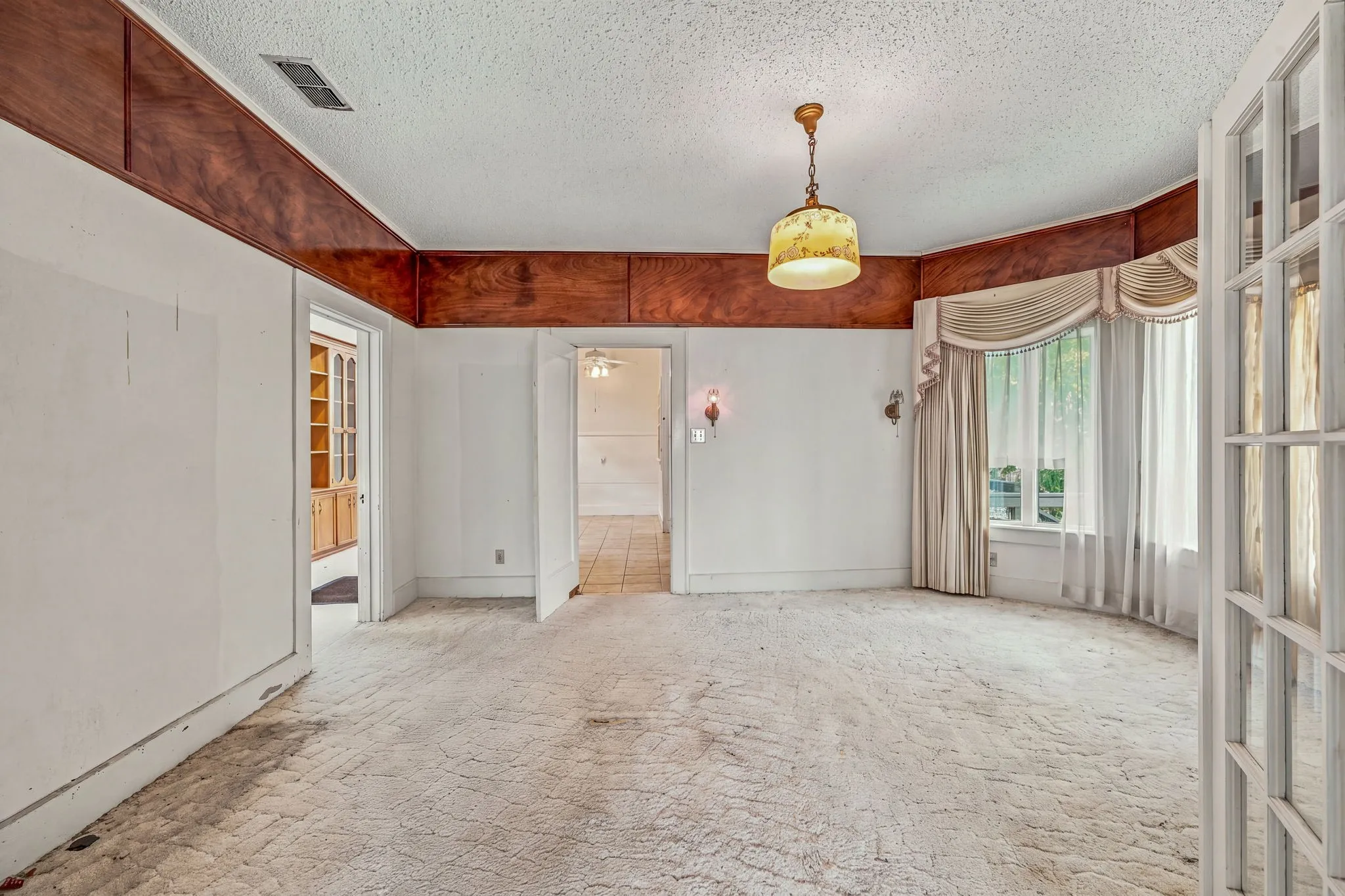 Single Family Residence For Sale in Young County , 924 4th Street, Graham, Texas 76450, 4 Bedroom, 2 Bathroom, 1 Garage spaces, 2,121 Sqft, built in 1955, mls#21399436, Real Estate Agent in Graham, Homes For Sale in Young county, Homes For Sale in Graham, Realtor in Graham Texas, Real Estate Brokerage Independent Realty Texas, Luminita Cordes Realtor